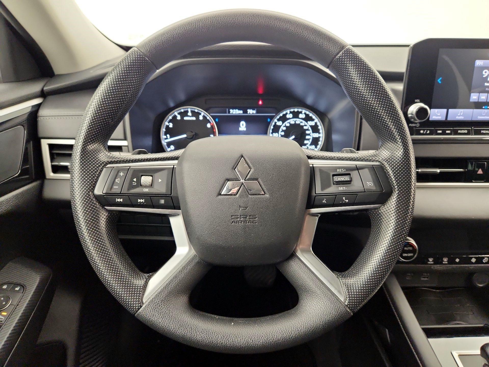 Thumbnail: 2023 Mitsubishi Outlander - 10