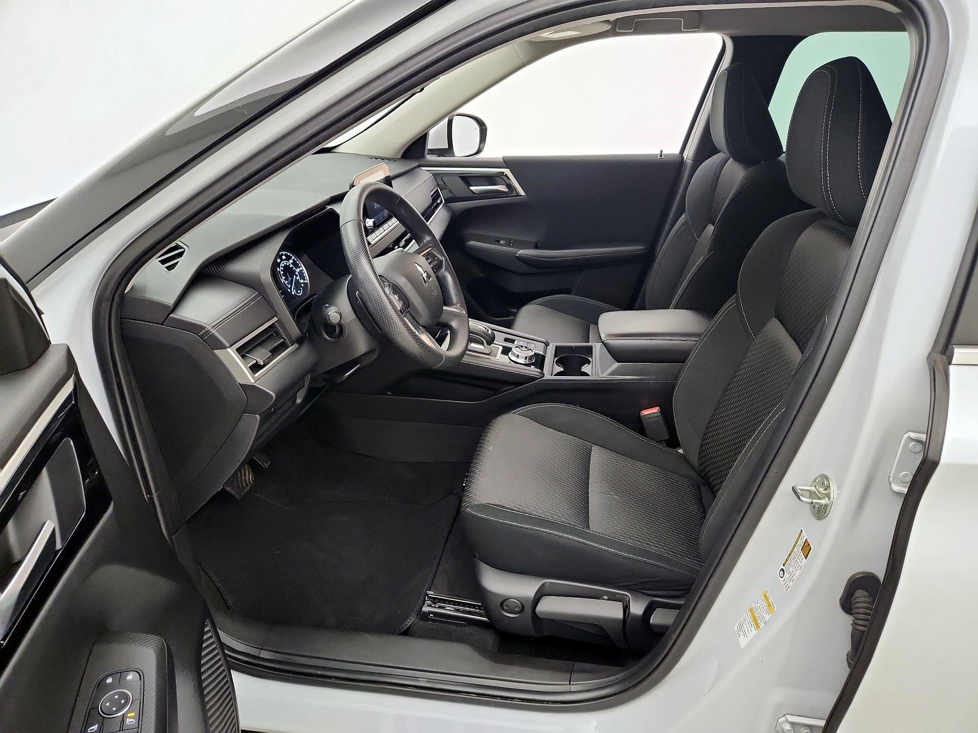Thumbnail: 2023 Mitsubishi Outlander - 11