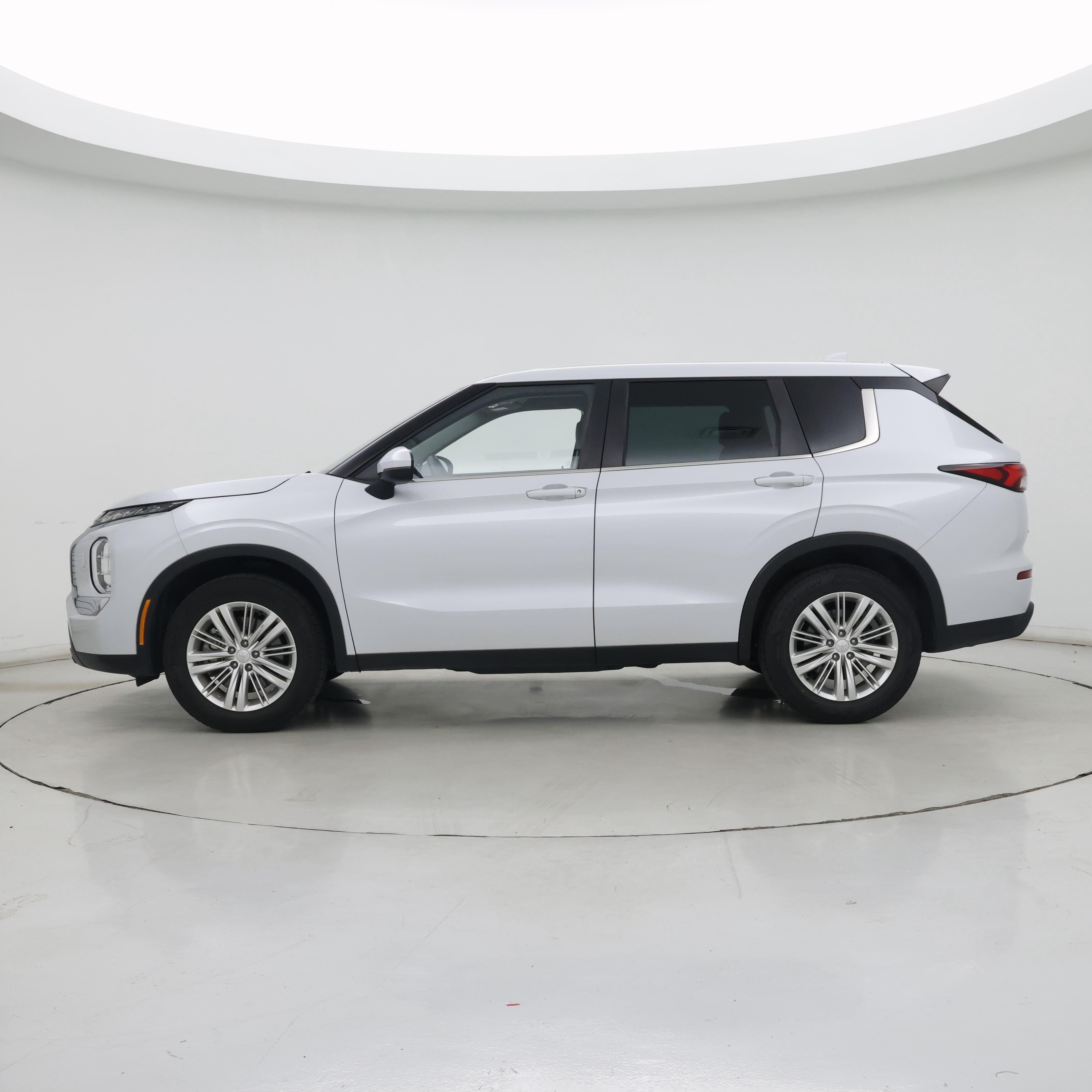 Thumbnail: 2023 Mitsubishi Outlander - 3