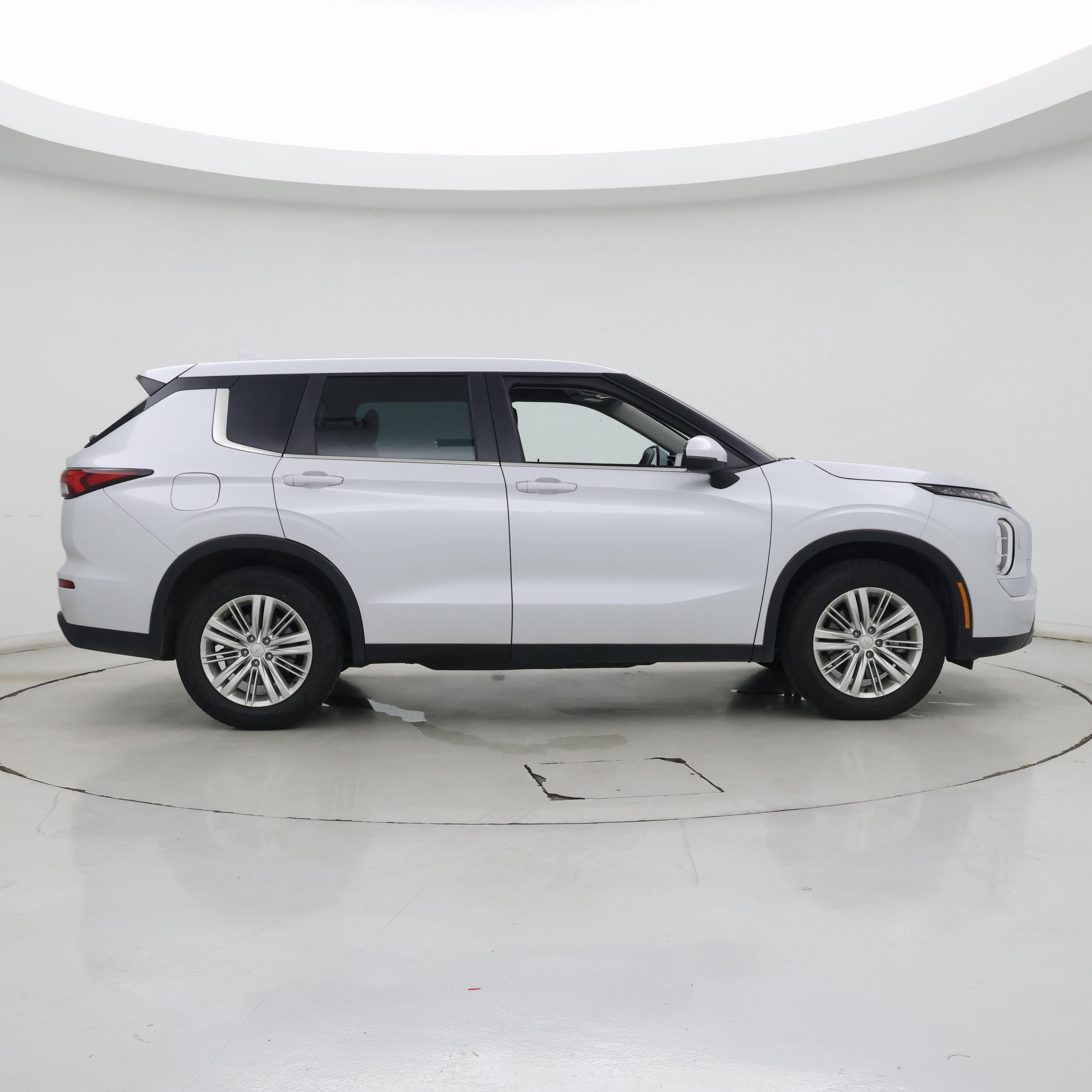 Thumbnail: 2023 Mitsubishi Outlander - 7