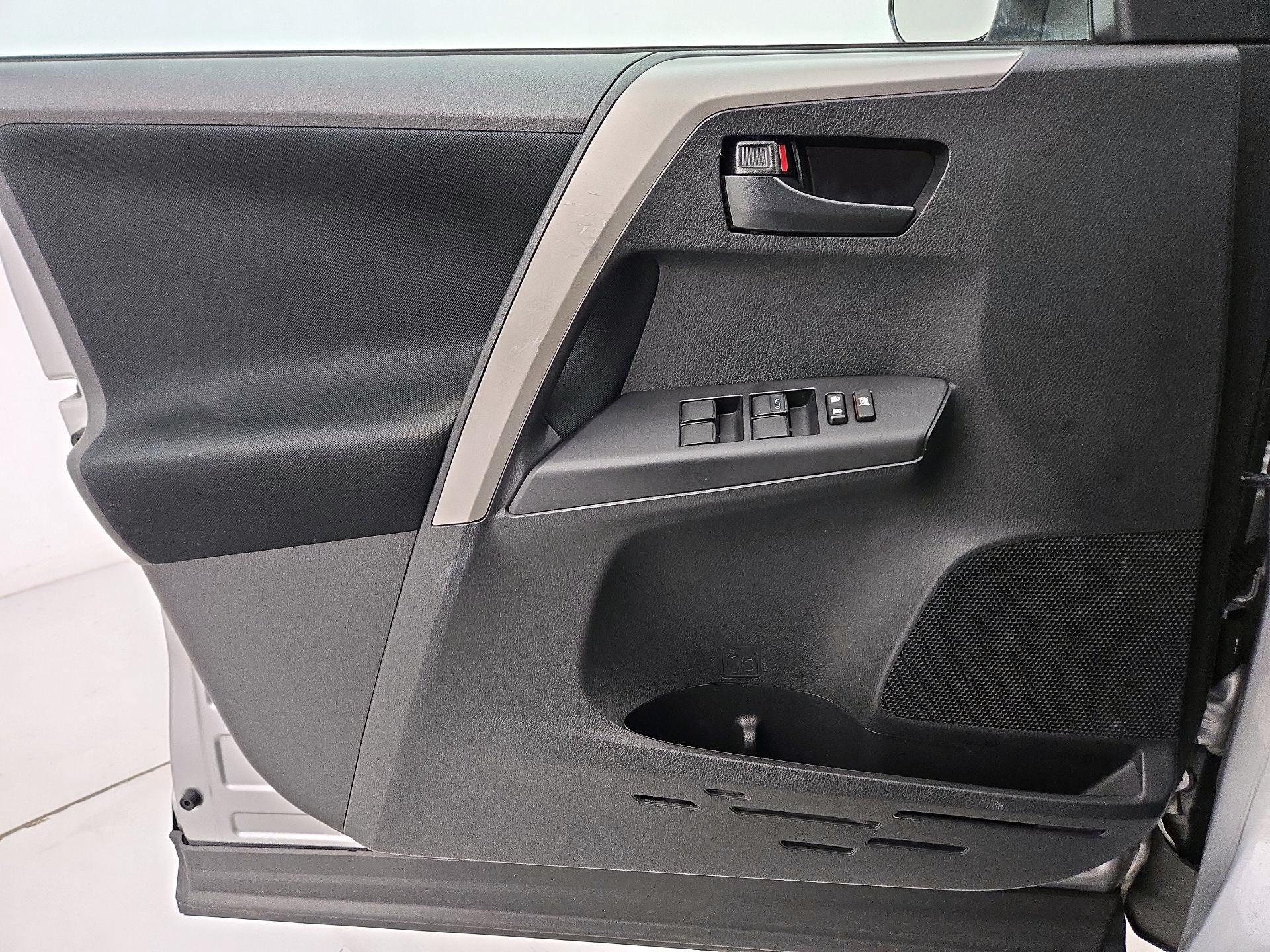 Thumbnail: 2016 Toyota RAV4 - 12