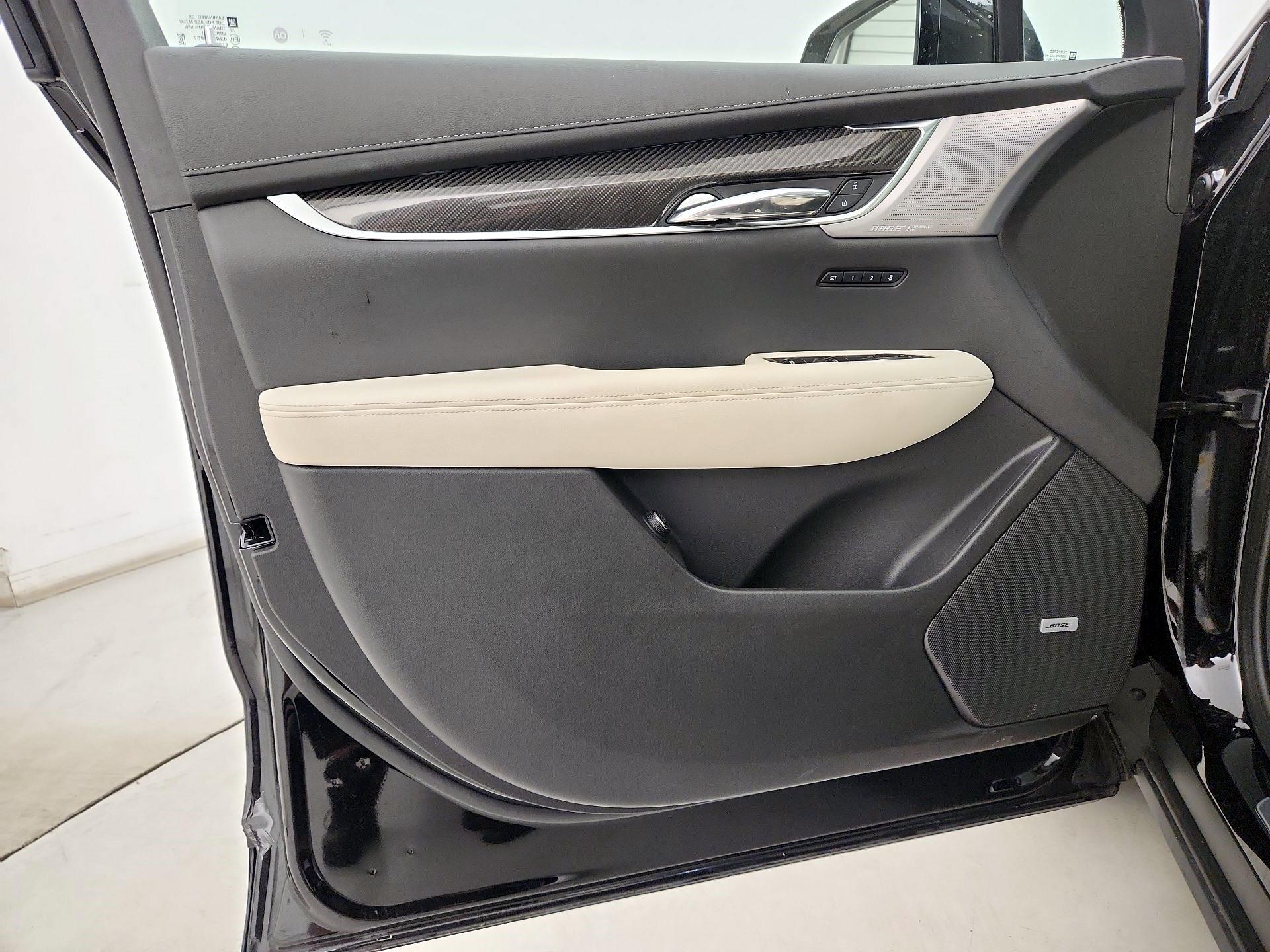 Thumbnail: 2023 Cadillac XT6 - 12