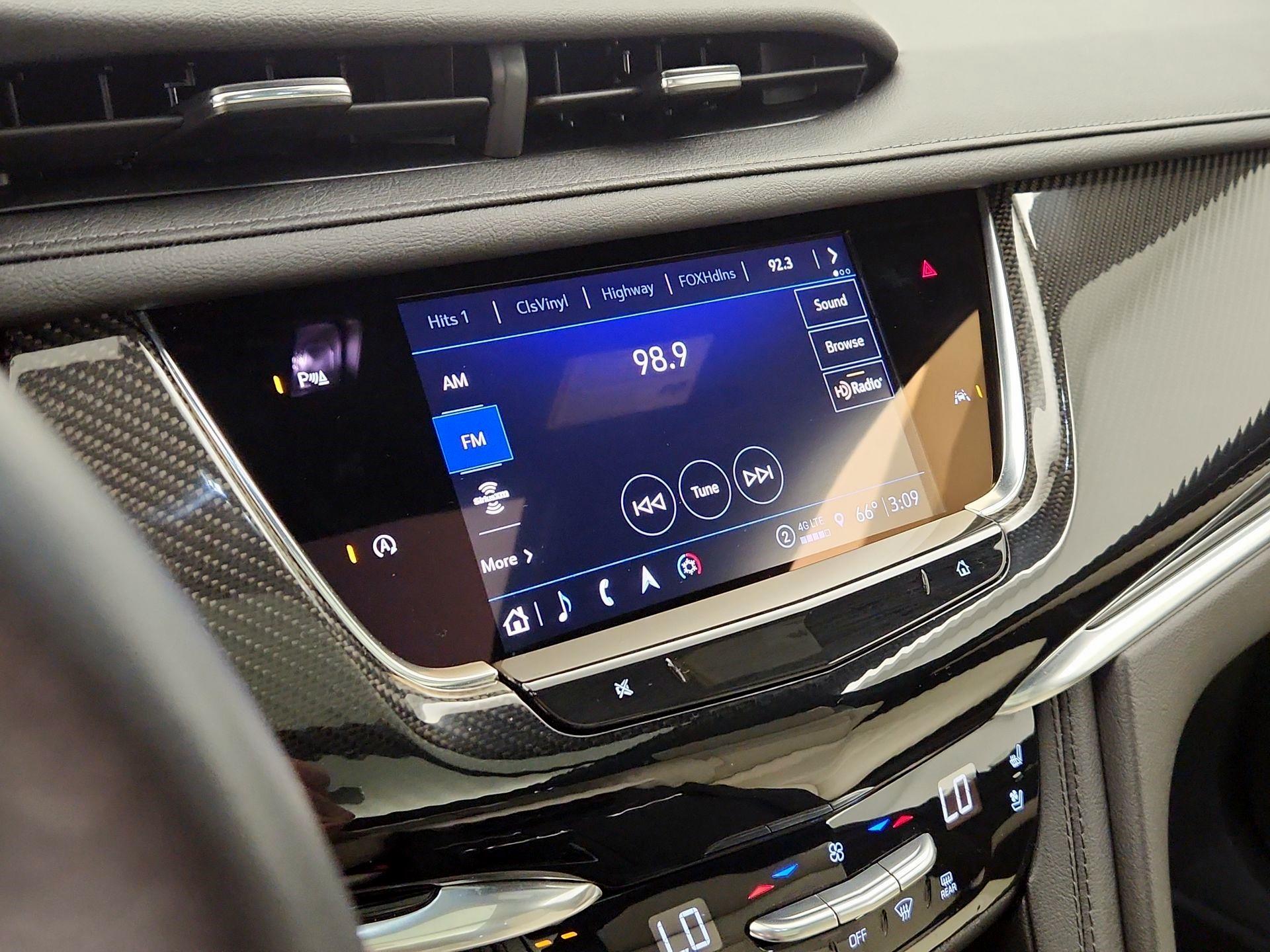 Thumbnail: 2023 Cadillac XT6 - 16