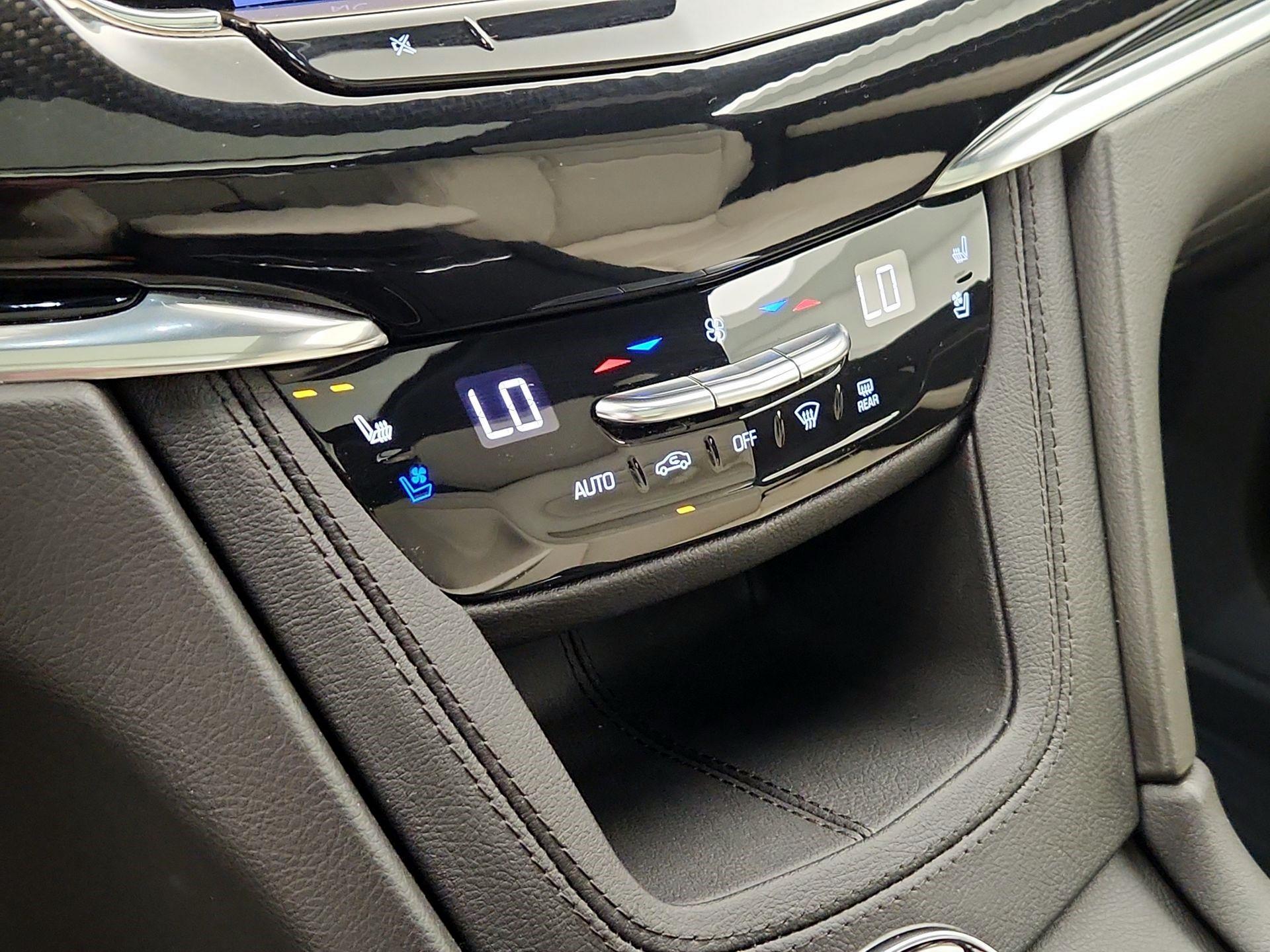 Thumbnail: 2023 Cadillac XT6 - 17