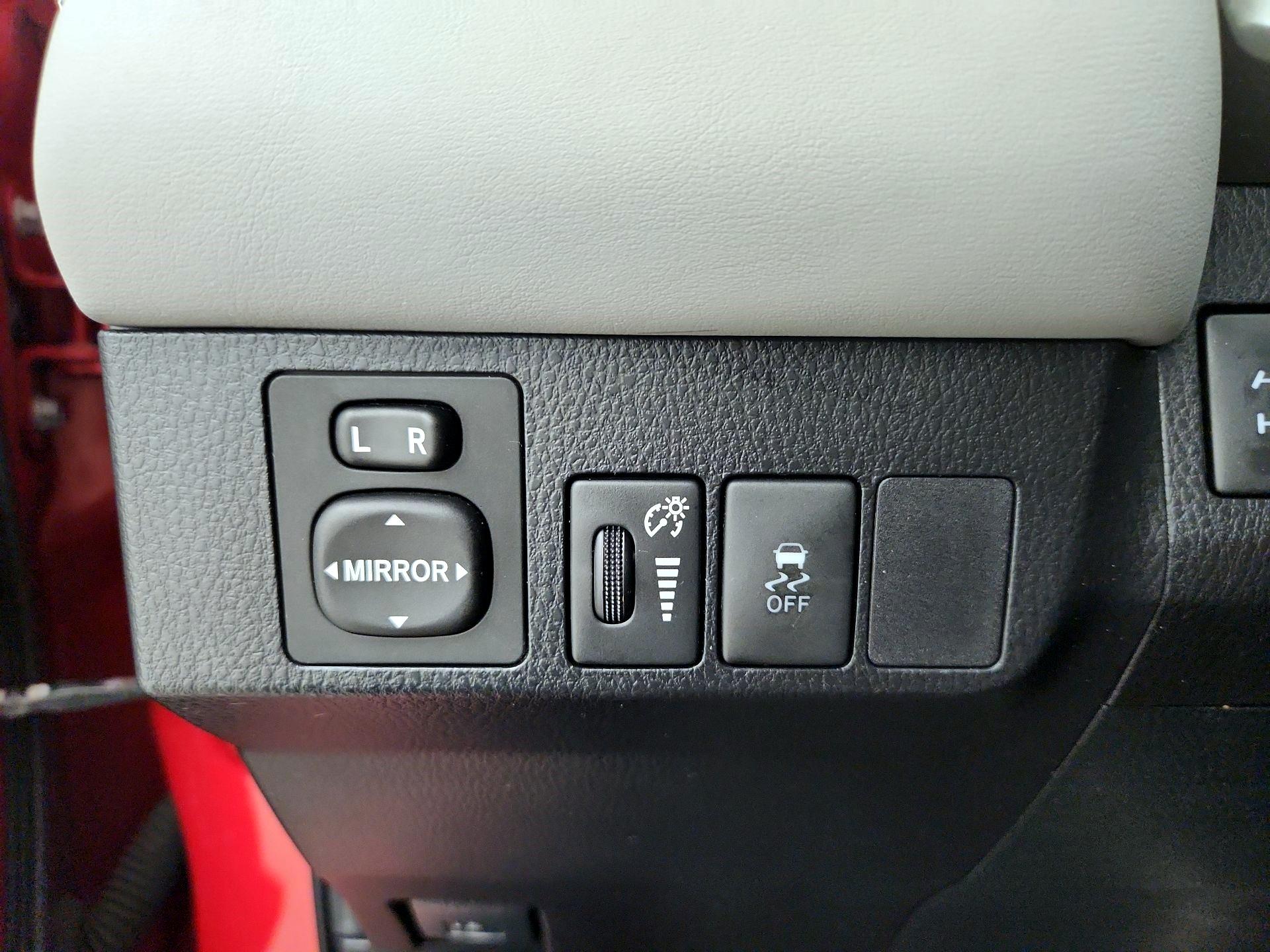Thumbnail: 2015 Toyota RAV4 - 13