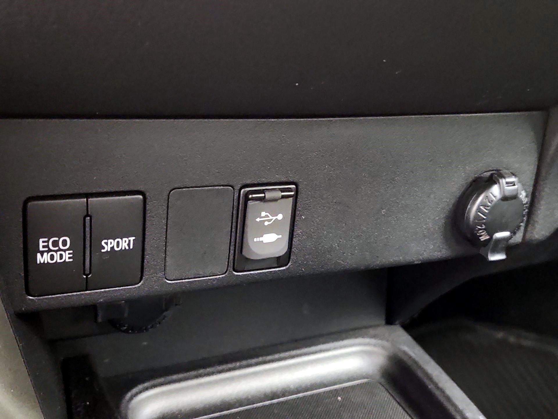 Thumbnail: 2018 Toyota RAV4 - 18