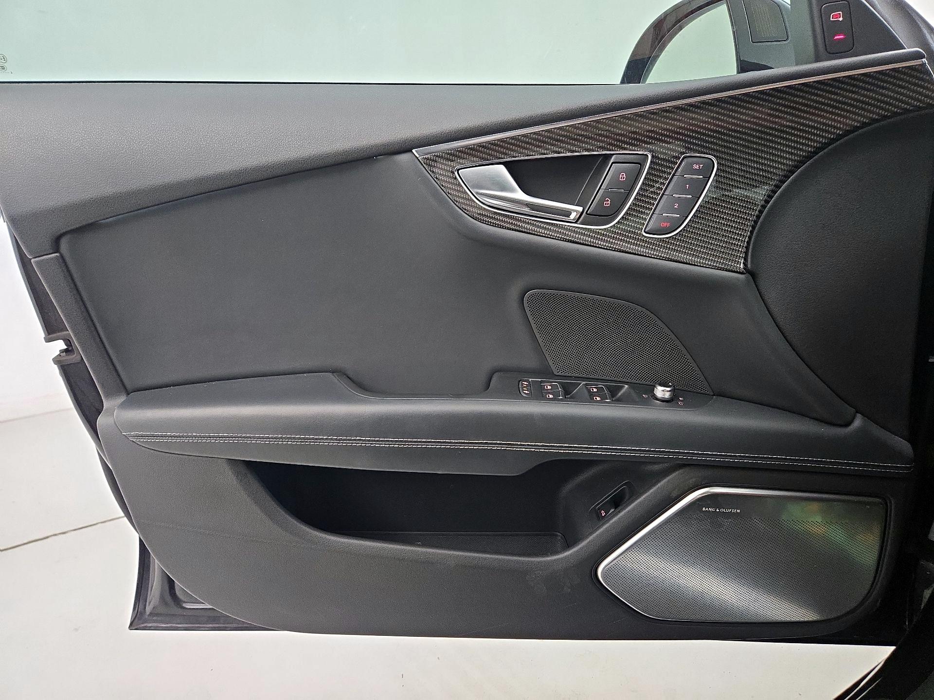 Thumbnail: 2015 Audi RS 7 - 12