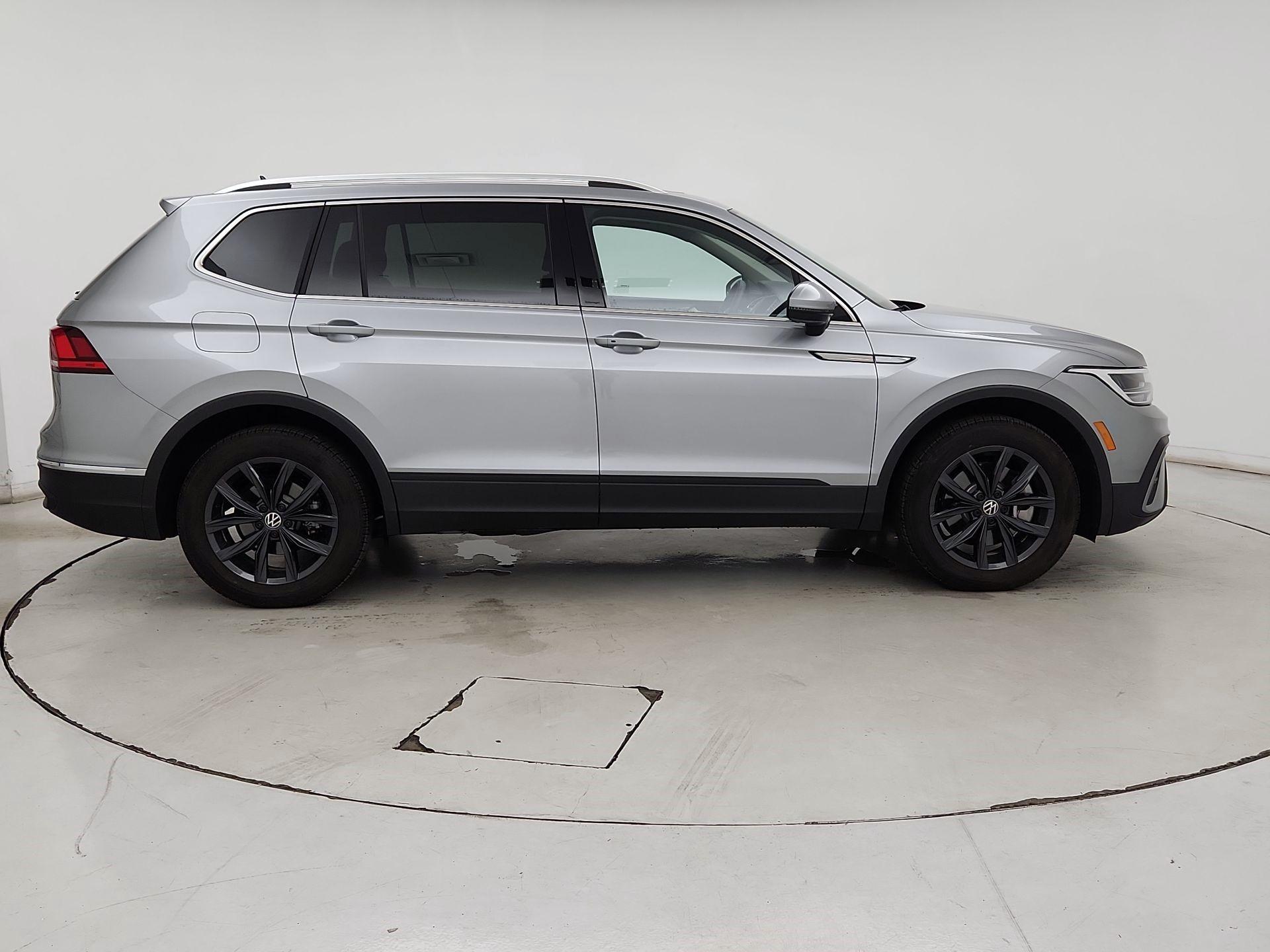 Thumbnail: 2022 Volkswagen Tiguan - 4