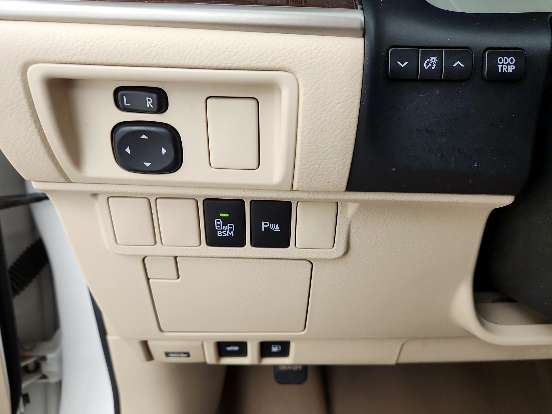 Thumbnail: 2013 Lexus ES - 13
