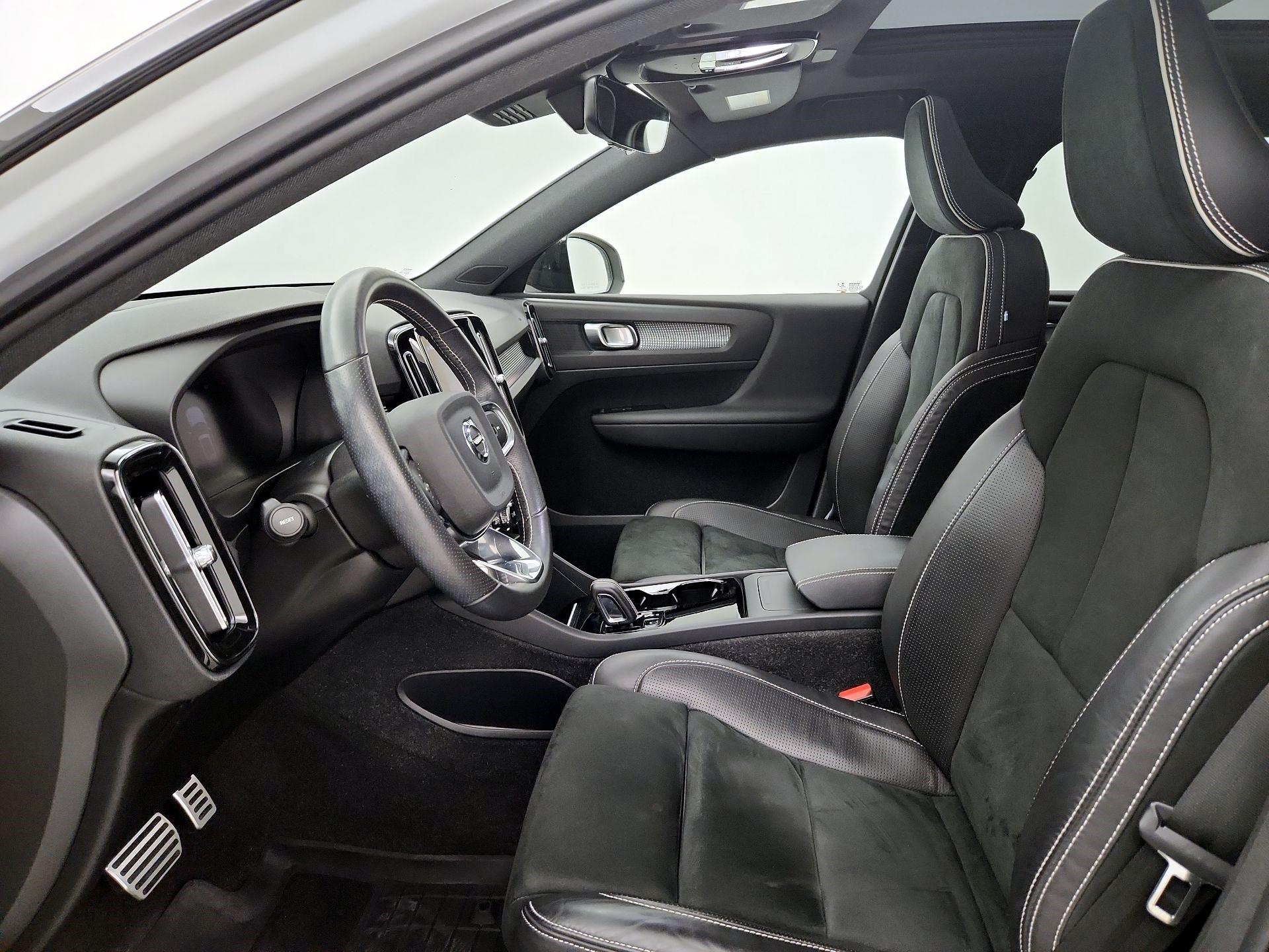 Thumbnail: 2021 Volvo XC40 - 9