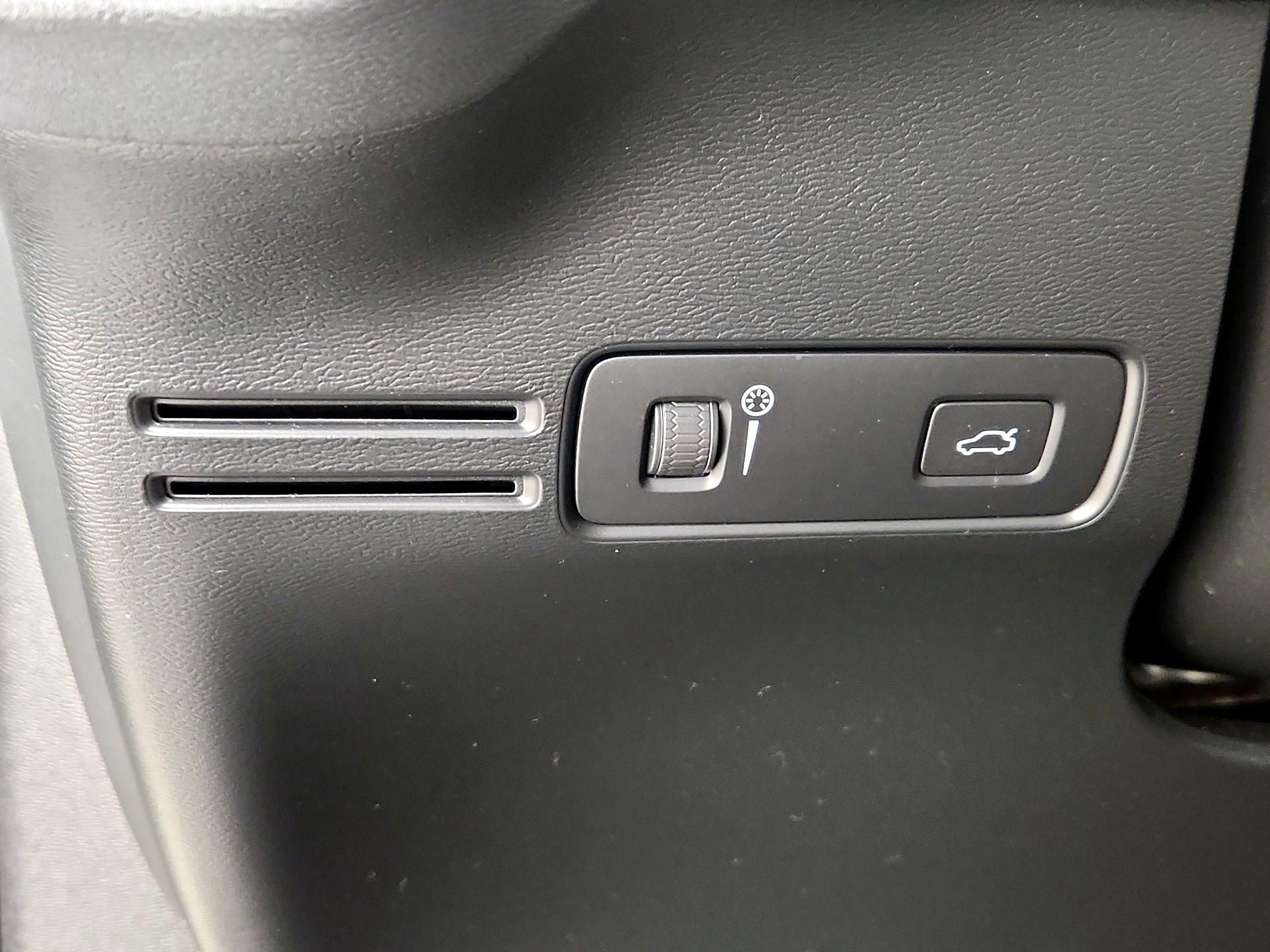 Thumbnail: 2021 Volvo XC40 - 11