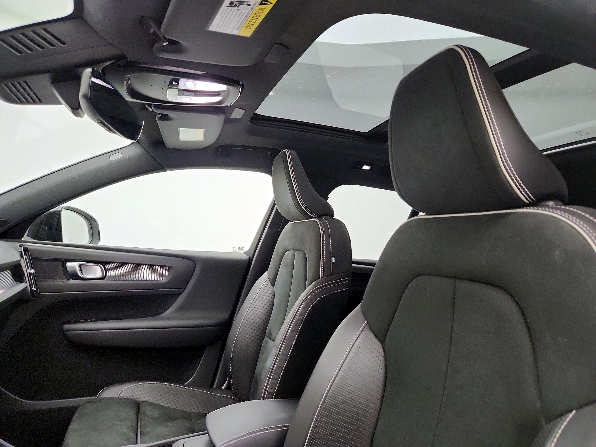 Thumbnail: 2021 Volvo XC40 - 17