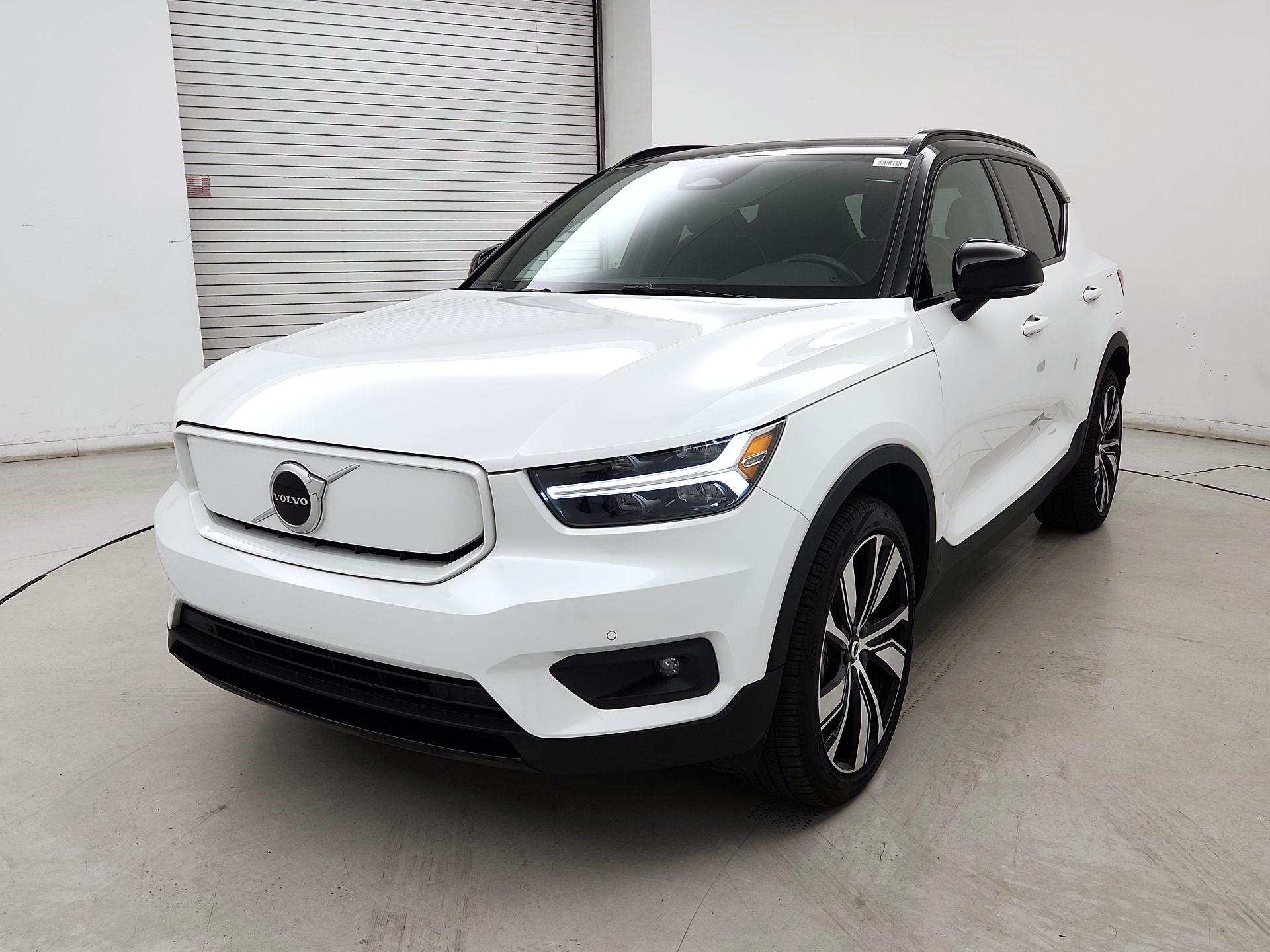 Thumbnail: 2021 Volvo XC40 - 3