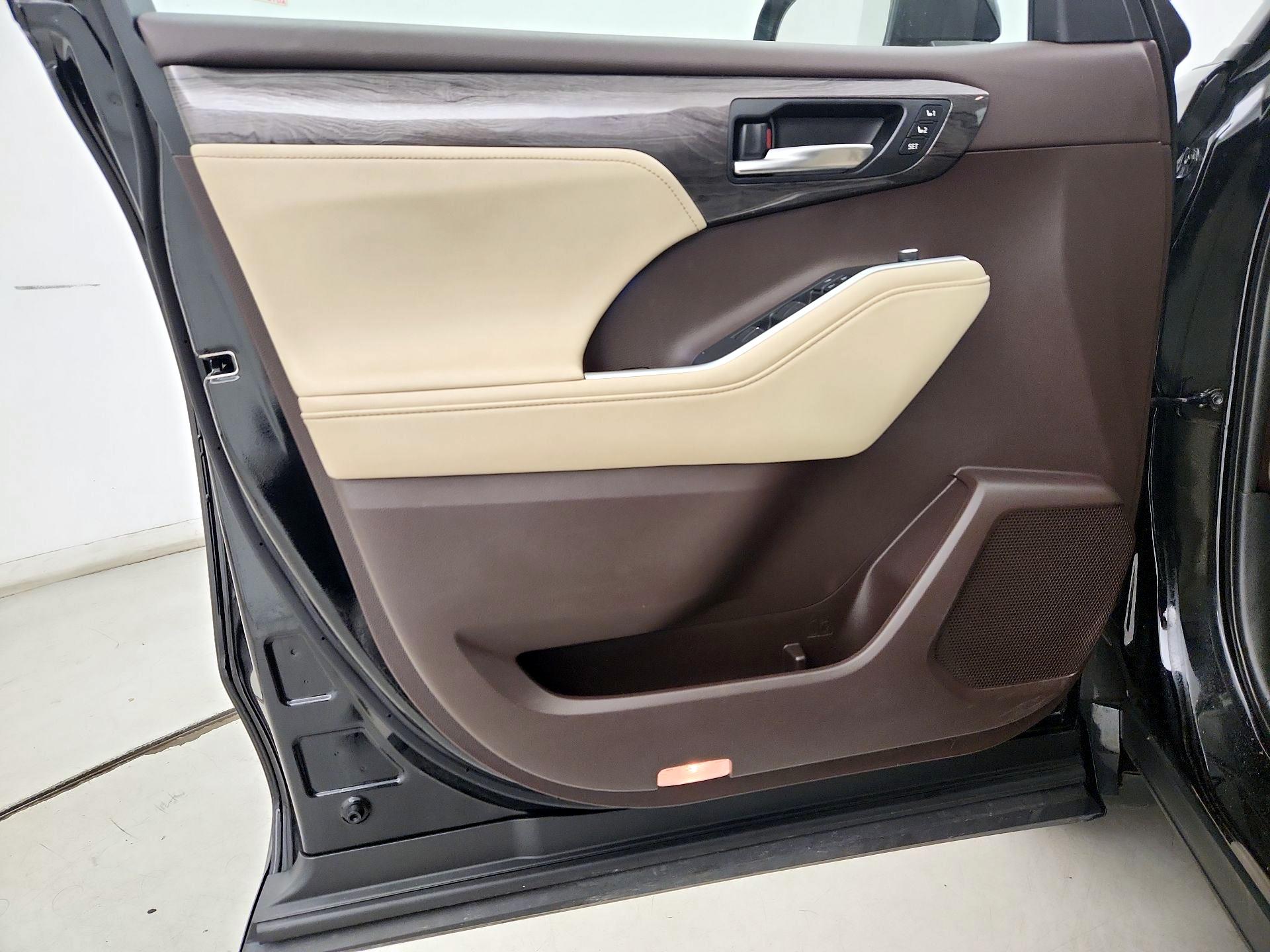 Thumbnail: 2020 Toyota Highlander - 12