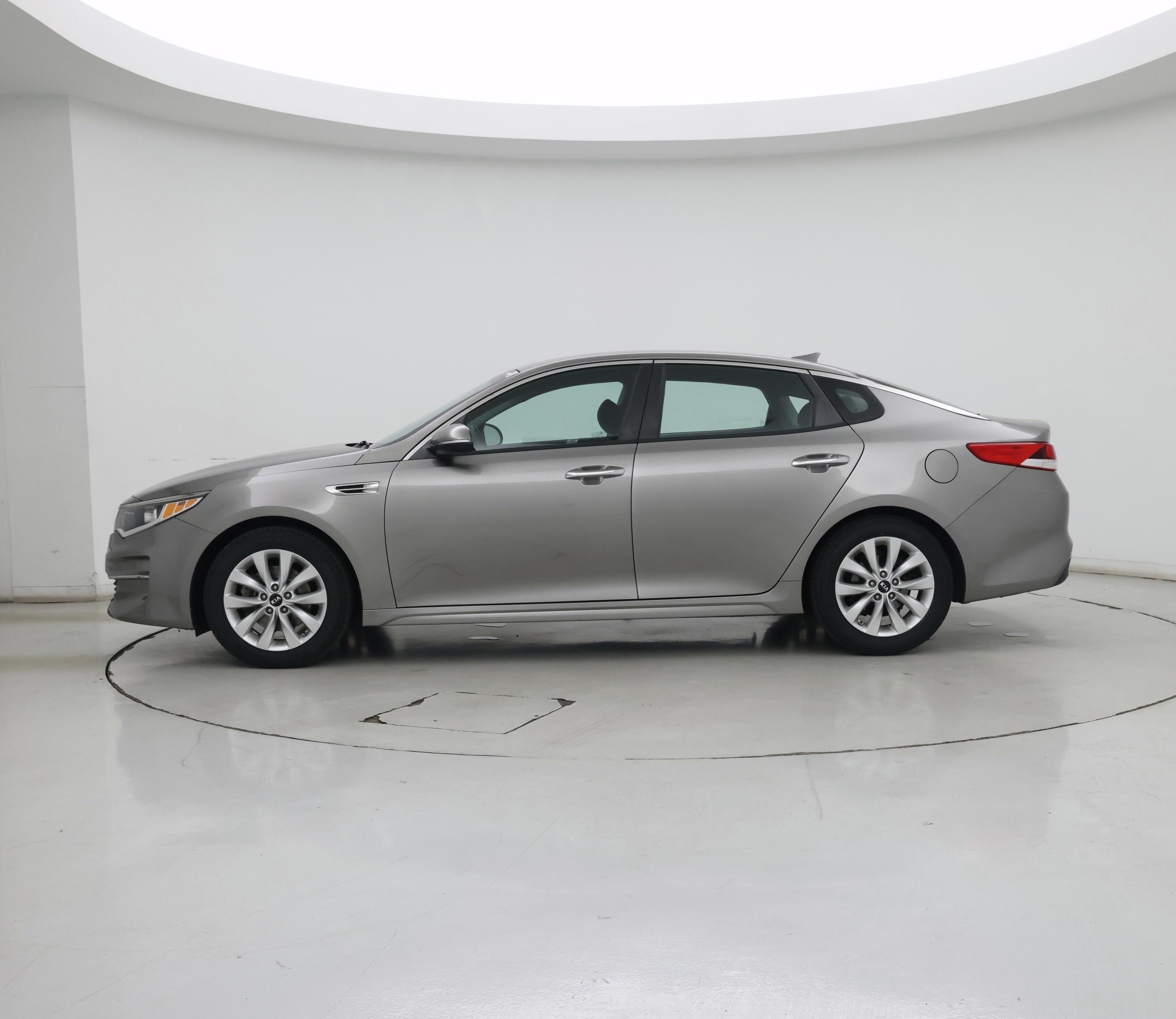 Thumbnail: 2016 Kia Optima - 3