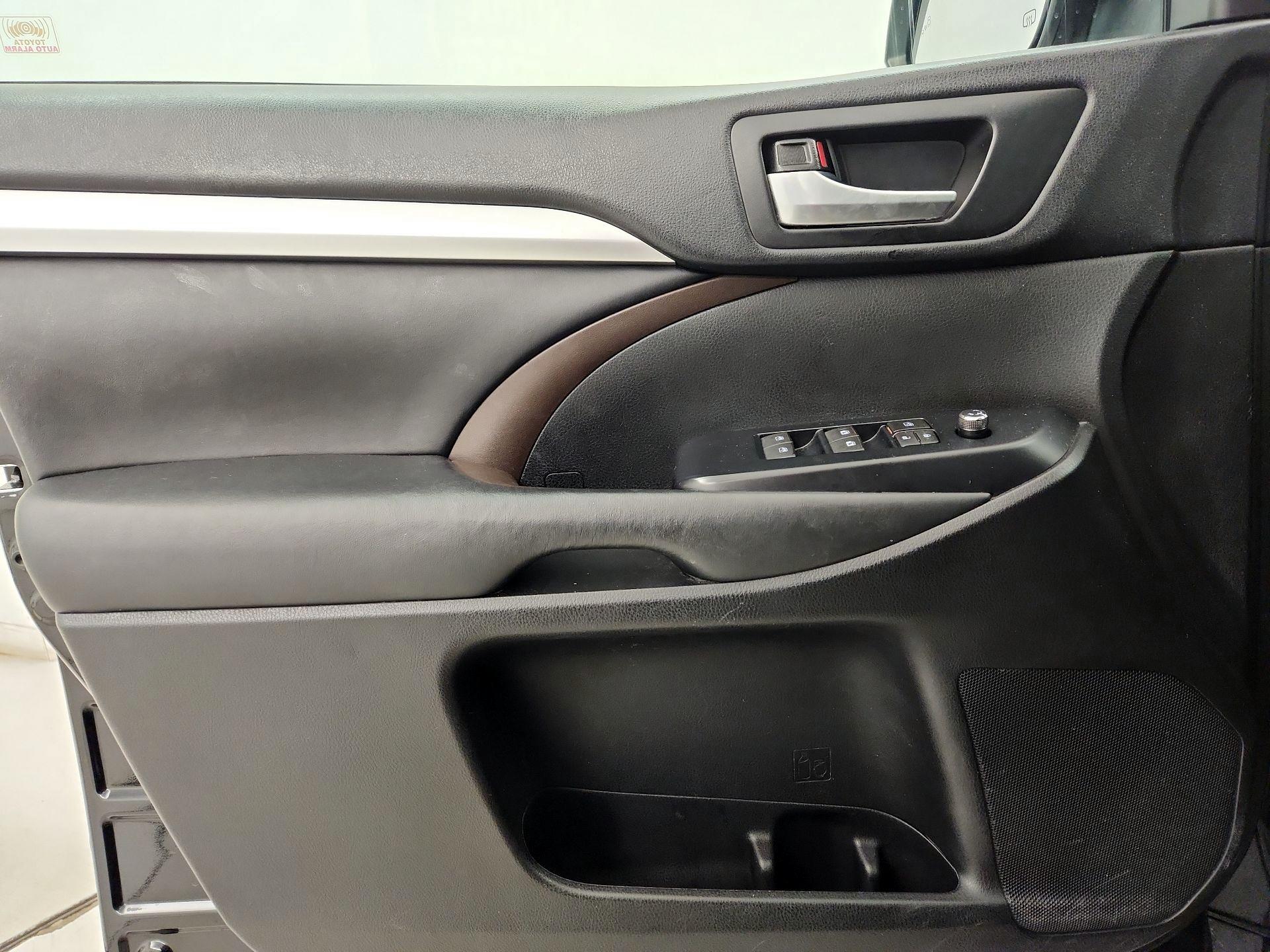 Thumbnail: 2019 Toyota Highlander - 12