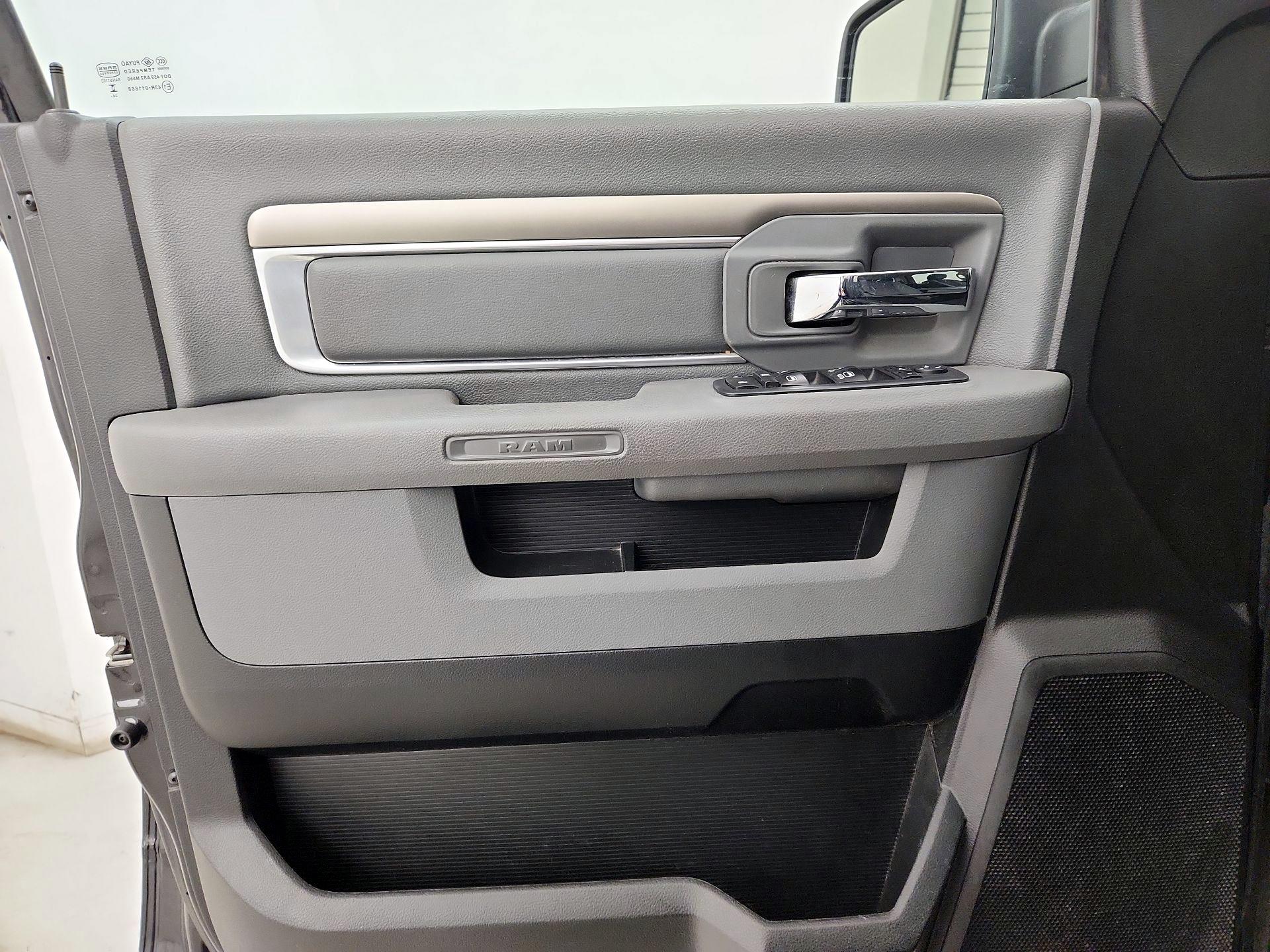 Thumbnail: 2019 RAM 1500 Classic - 12