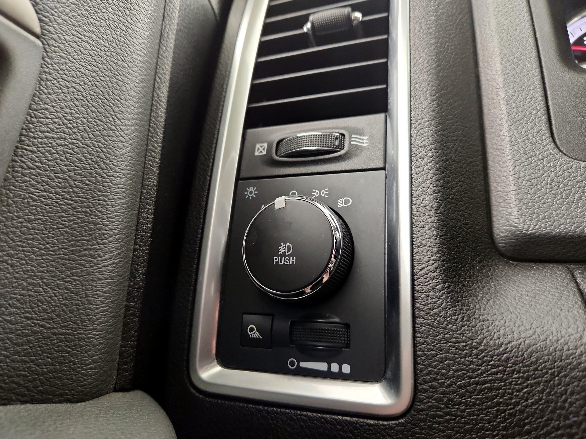 Thumbnail: 2019 RAM 1500 Classic - 13