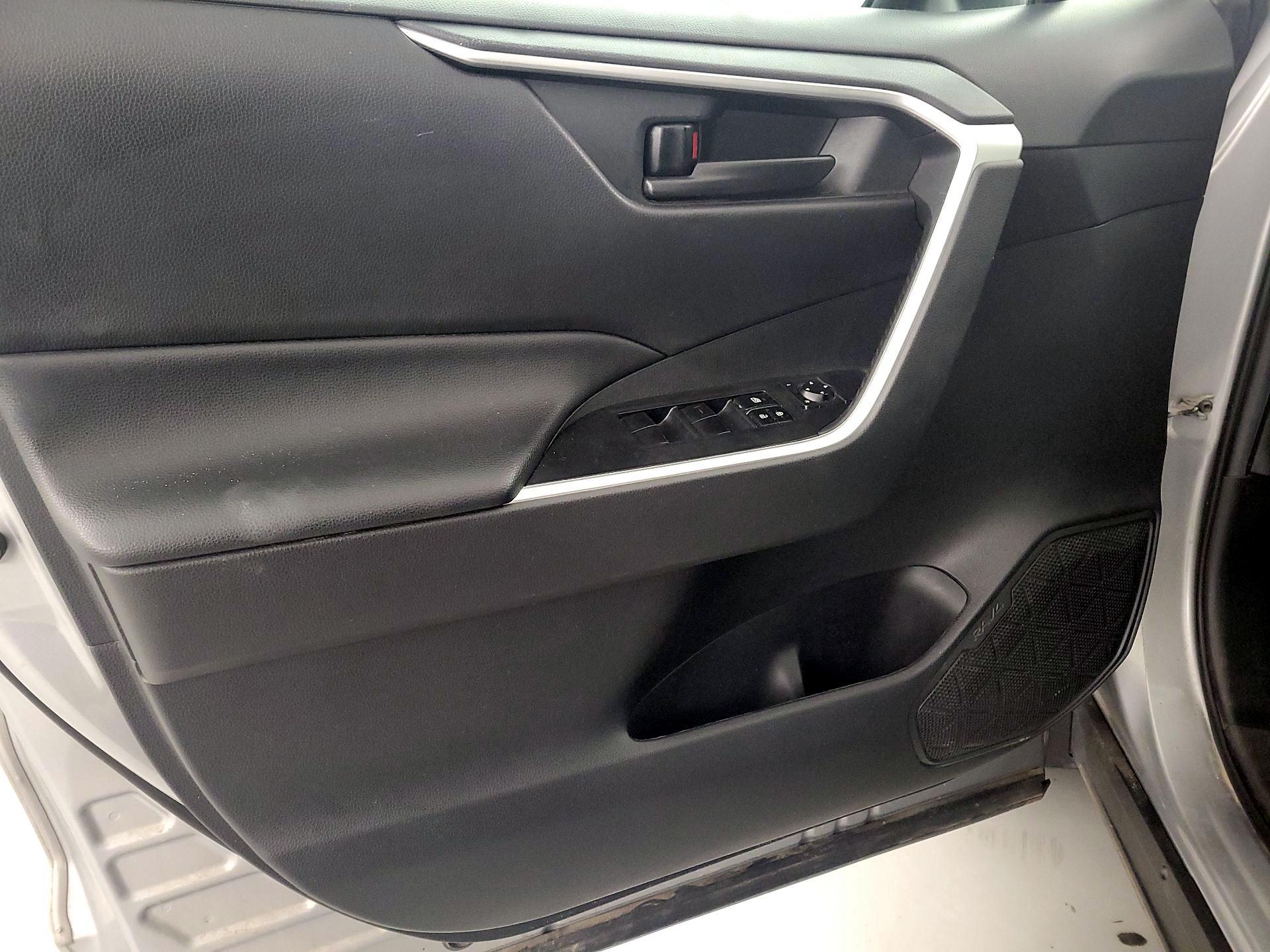 Thumbnail: 2020 Toyota RAV4 - 12