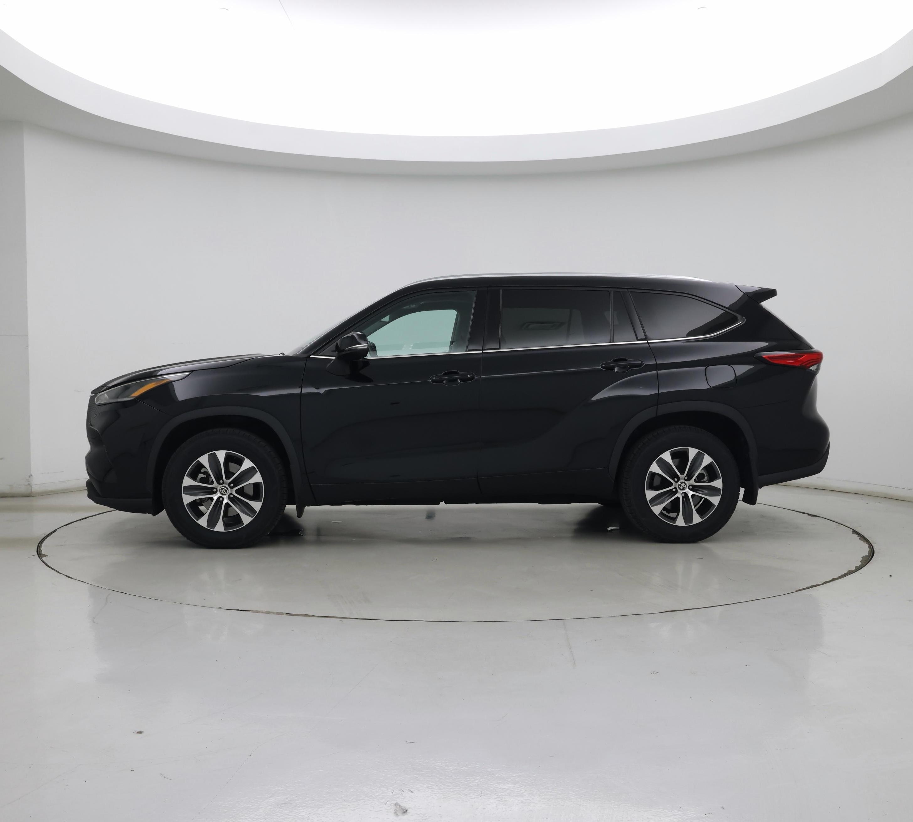 Thumbnail: 2021 Toyota Highlander - 3