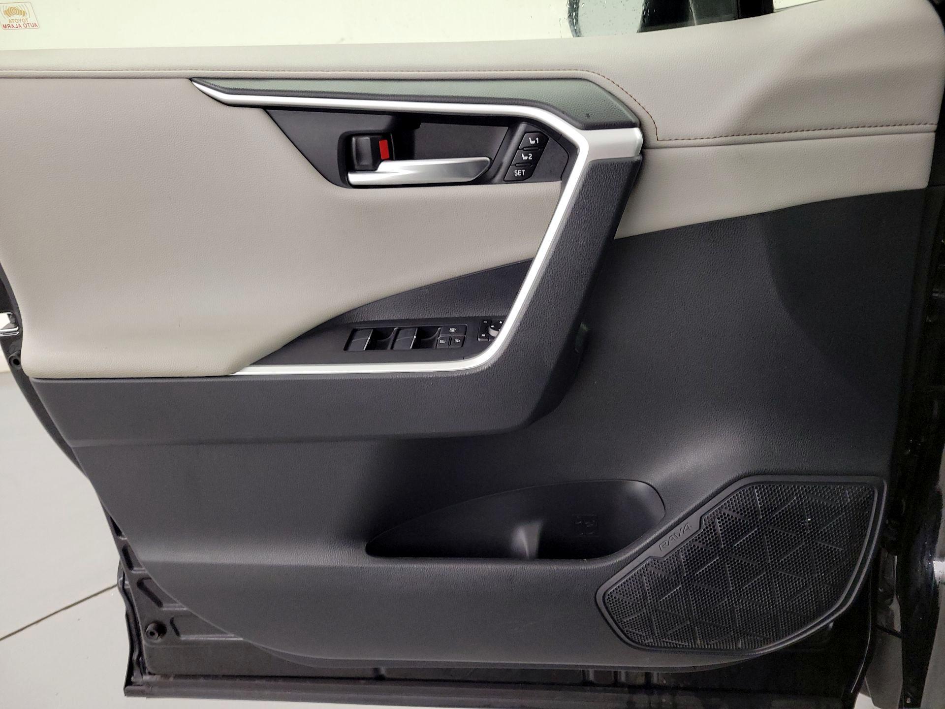 Thumbnail: 2020 Toyota RAV4 - 12