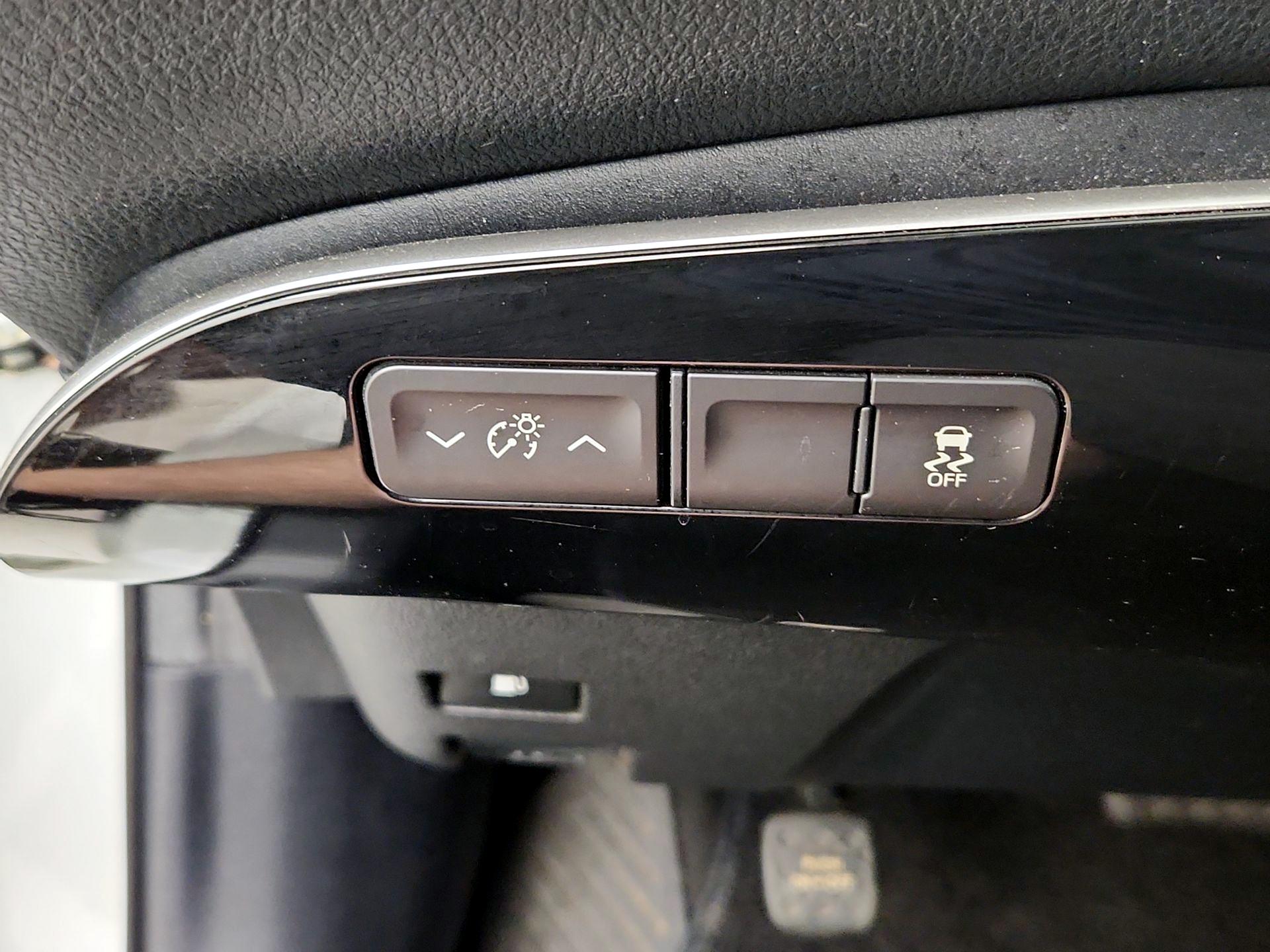 Thumbnail: 2016 Toyota Prius - 13