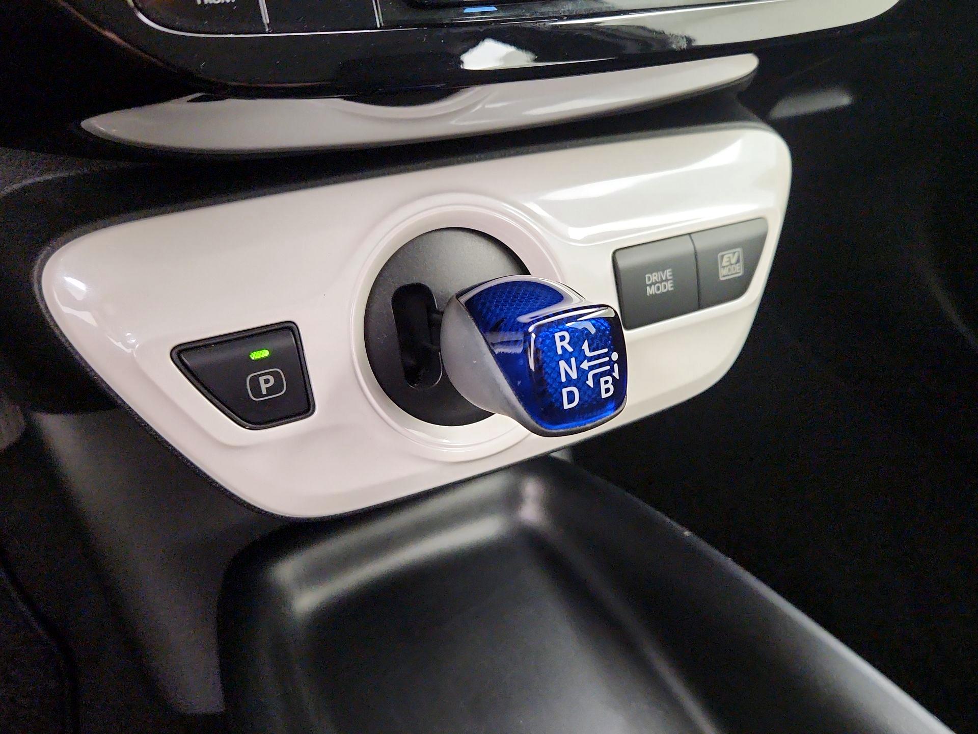 Thumbnail: 2016 Toyota Prius - 17