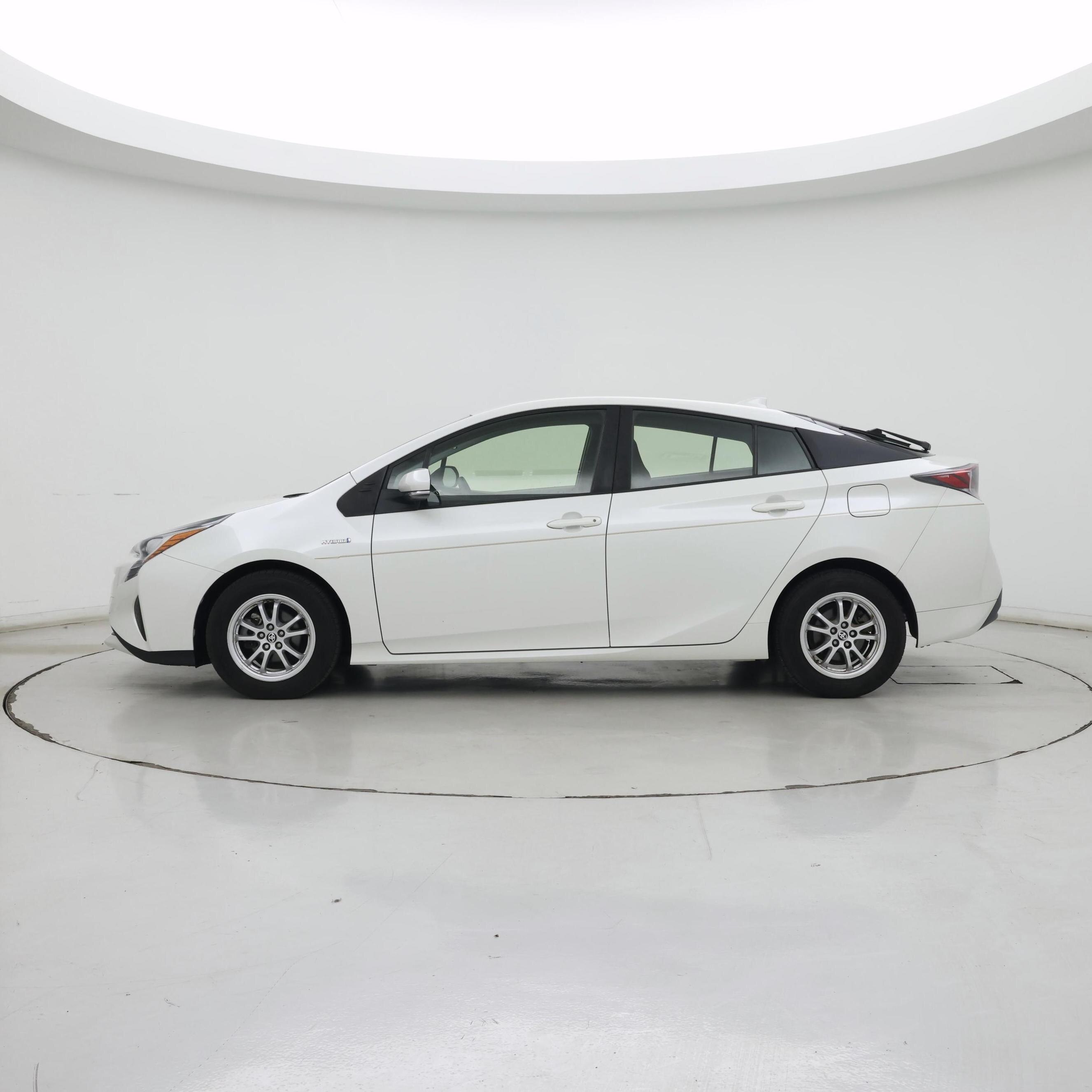 Thumbnail: 2016 Toyota Prius - 3