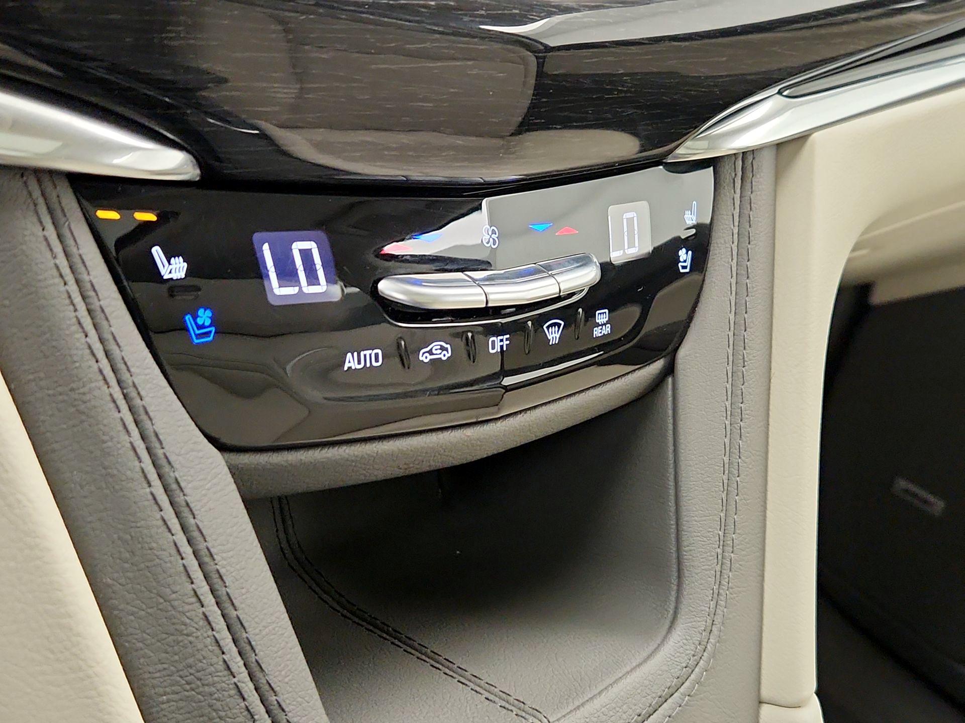 Thumbnail: 2021 Cadillac XT6 - 17