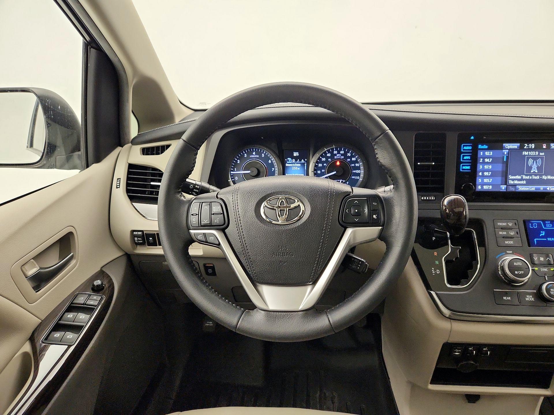 Thumbnail: 2016 Toyota Sienna - 10