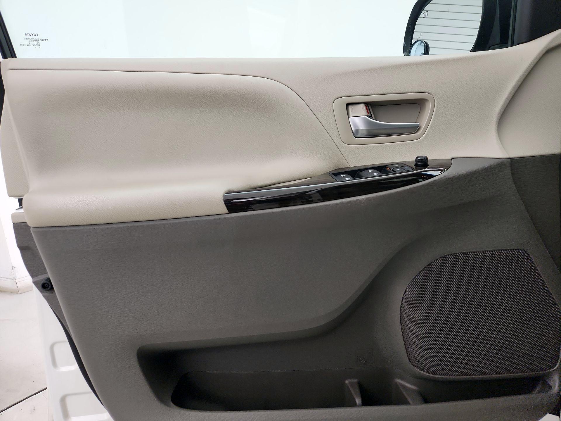 Thumbnail: 2016 Toyota Sienna - 12