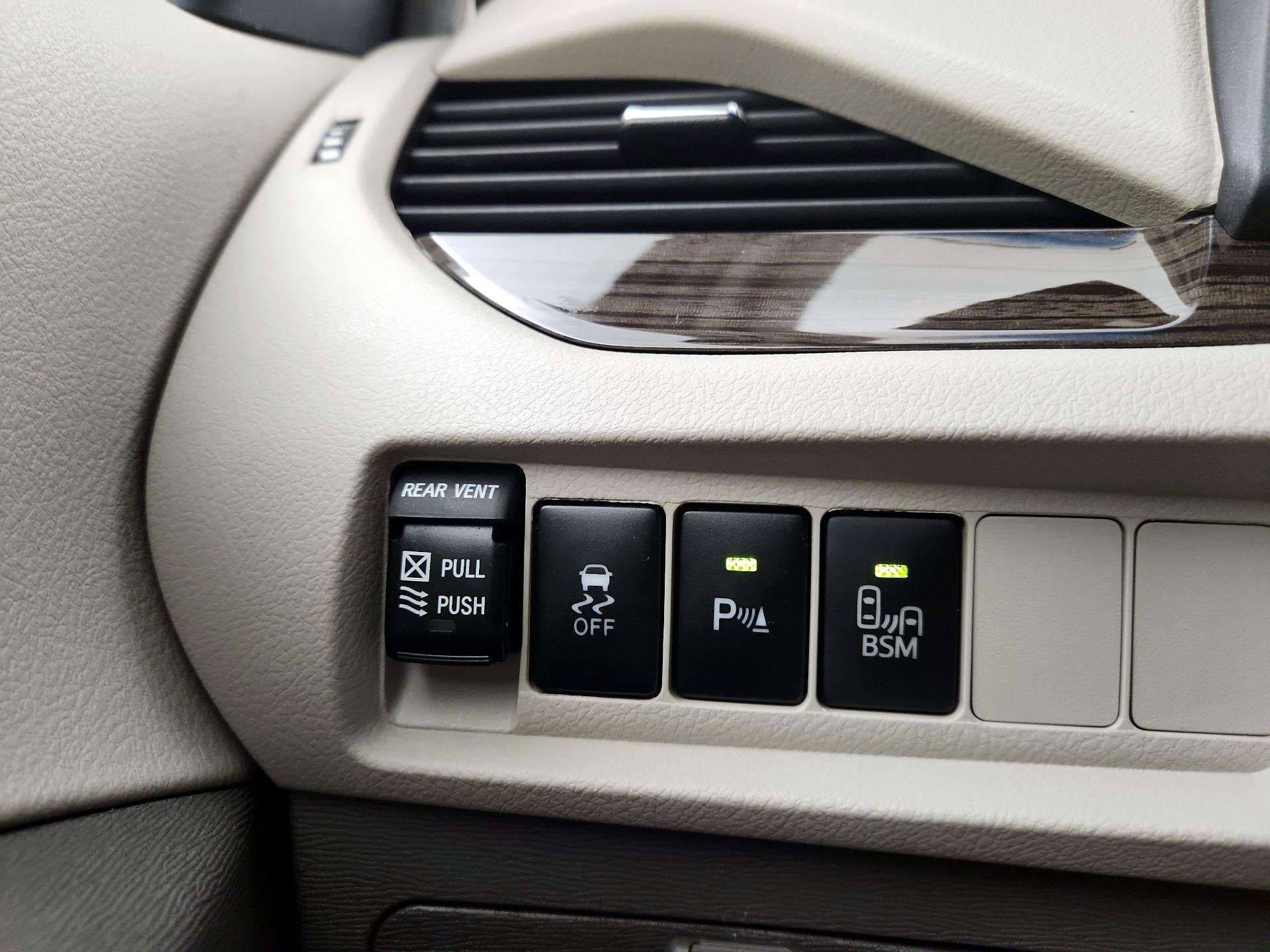 Thumbnail: 2016 Toyota Sienna - 13