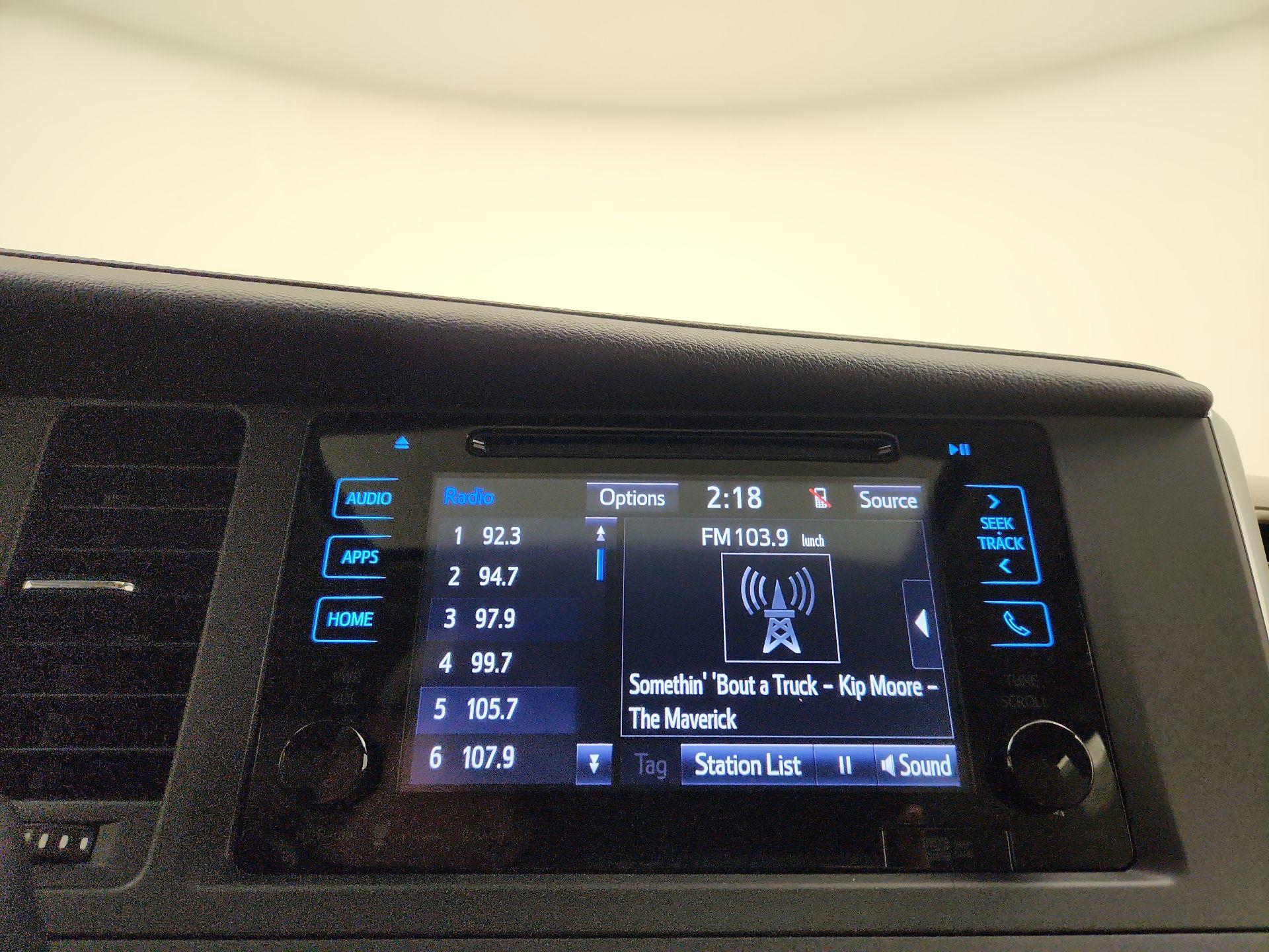 Thumbnail: 2016 Toyota Sienna - 15
