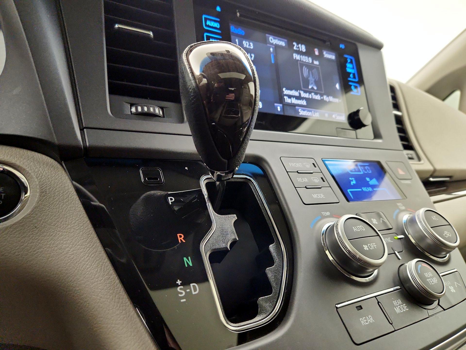 Thumbnail: 2016 Toyota Sienna - 17