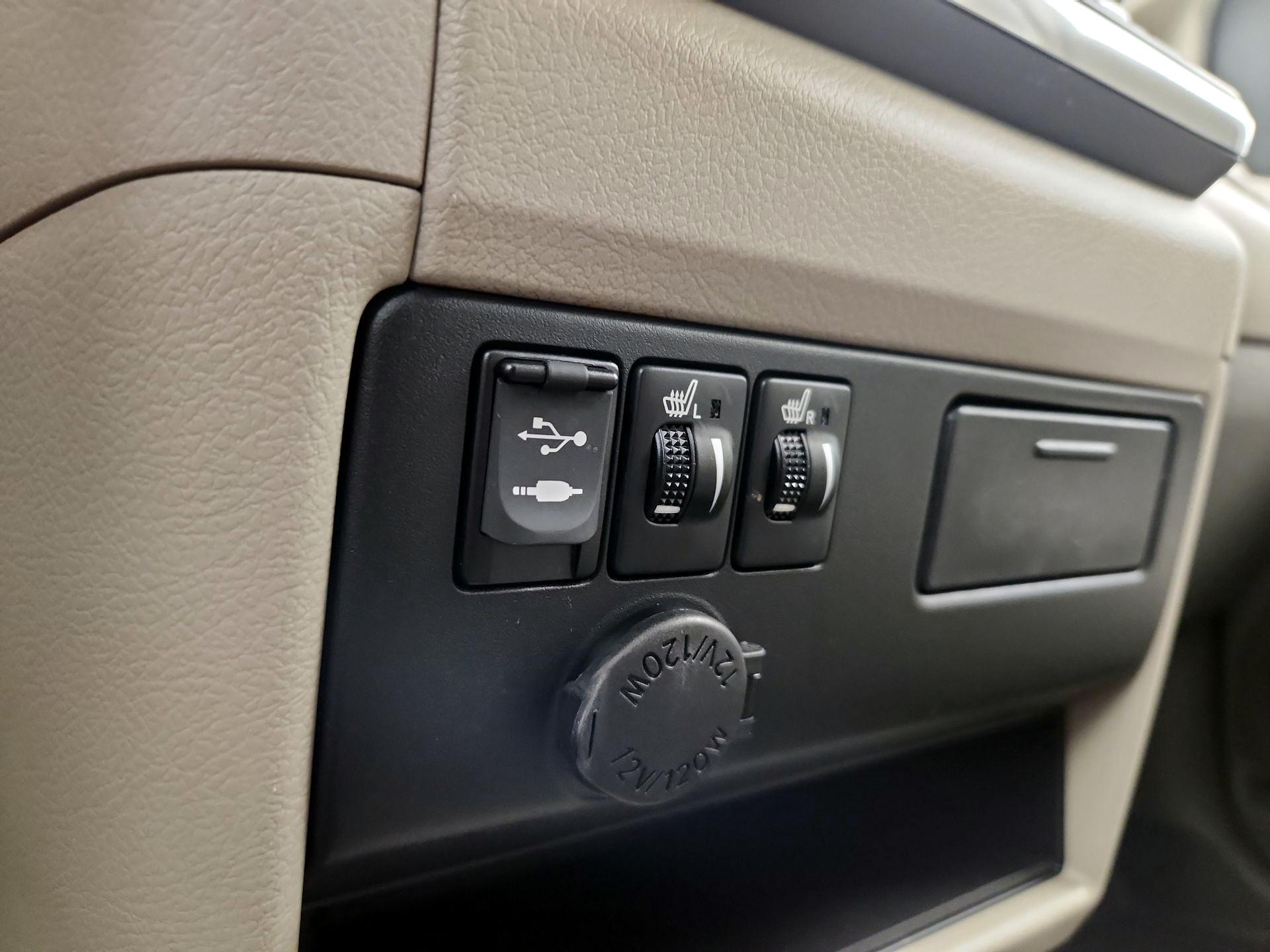 Thumbnail: 2016 Toyota Sienna - 18