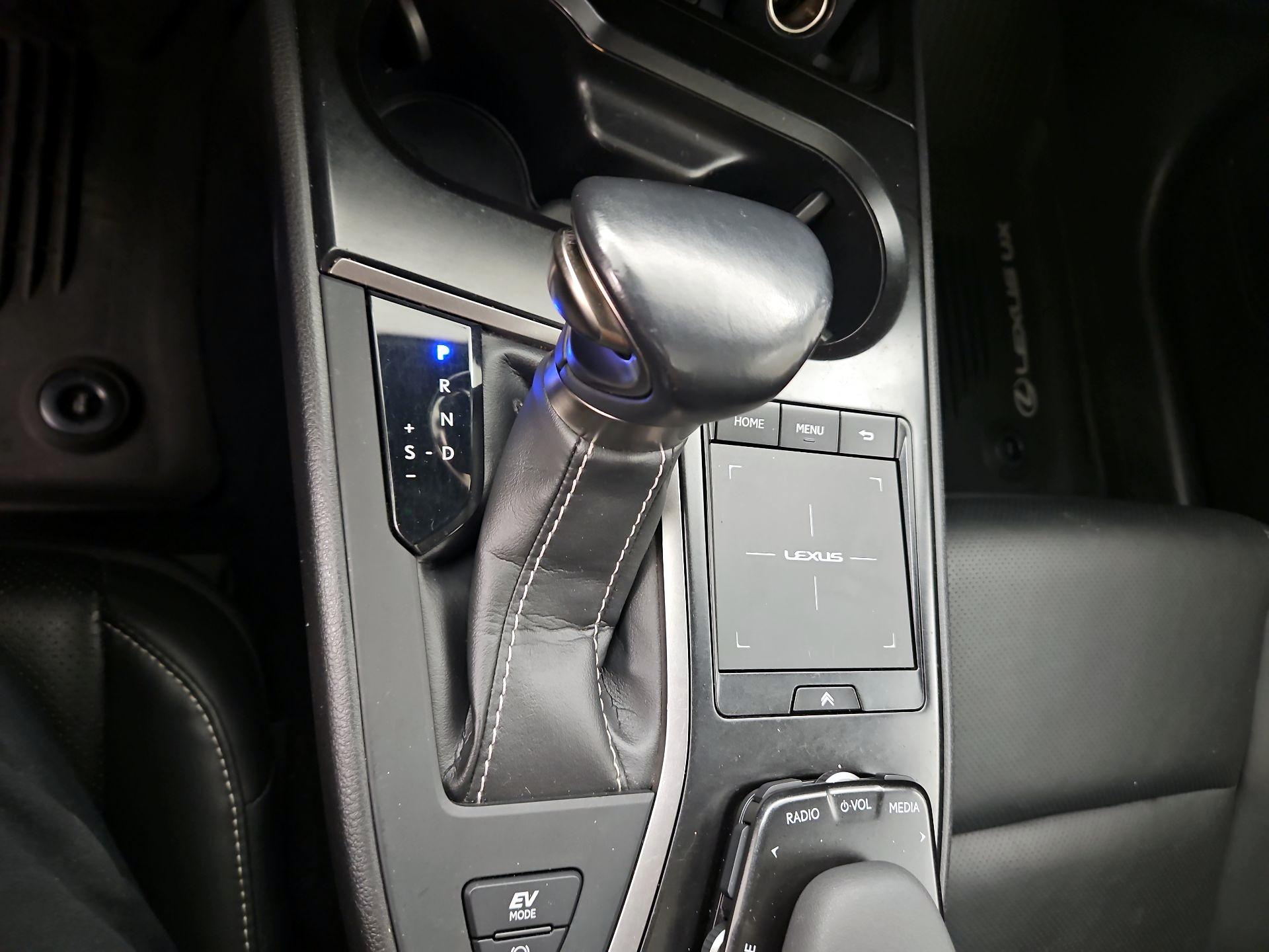 Thumbnail: 2020 Lexus UX - 17