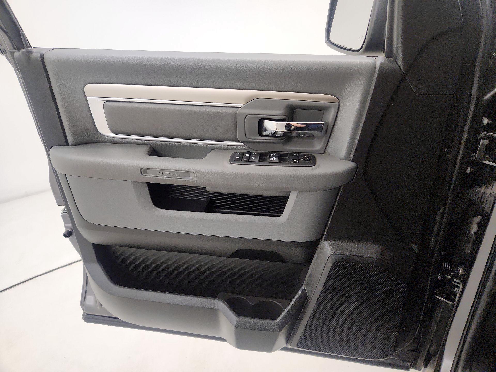 Thumbnail: 2020 RAM 1500 Classic - 12