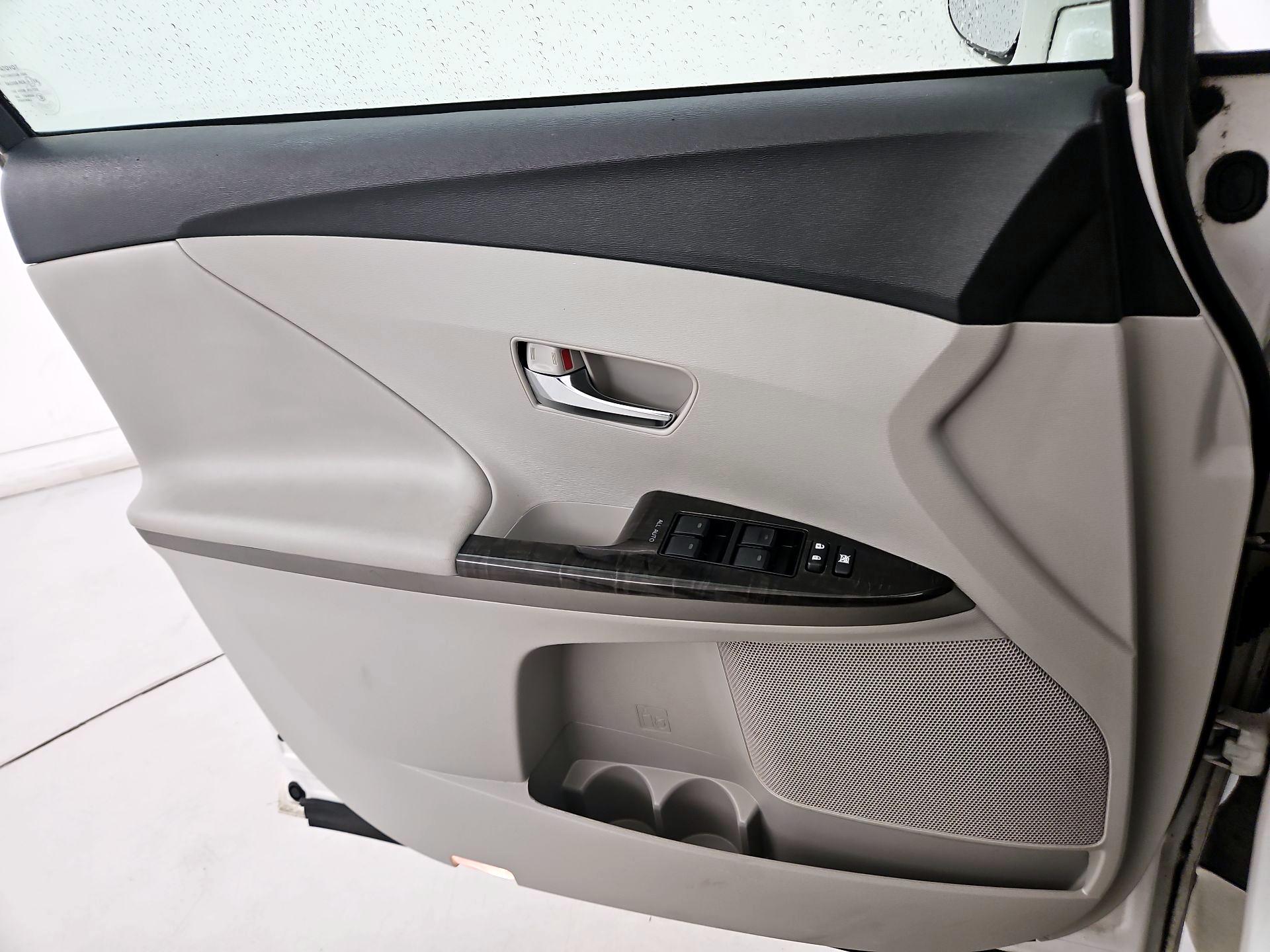 Thumbnail: 2013 Toyota Venza - 12