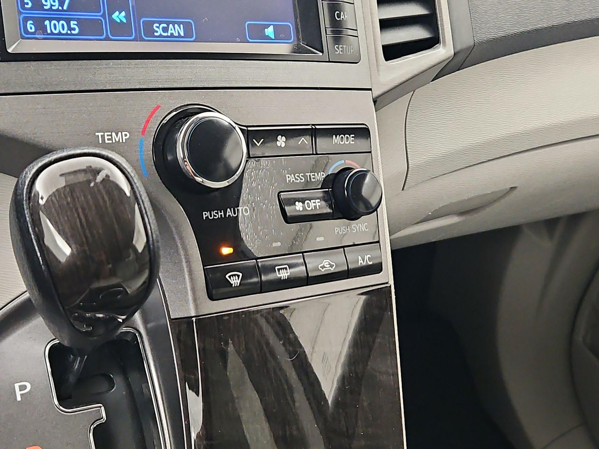 Thumbnail: 2013 Toyota Venza - 16