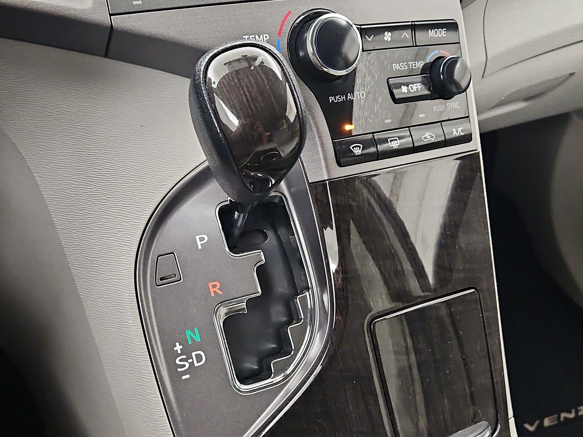 Thumbnail: 2013 Toyota Venza - 17