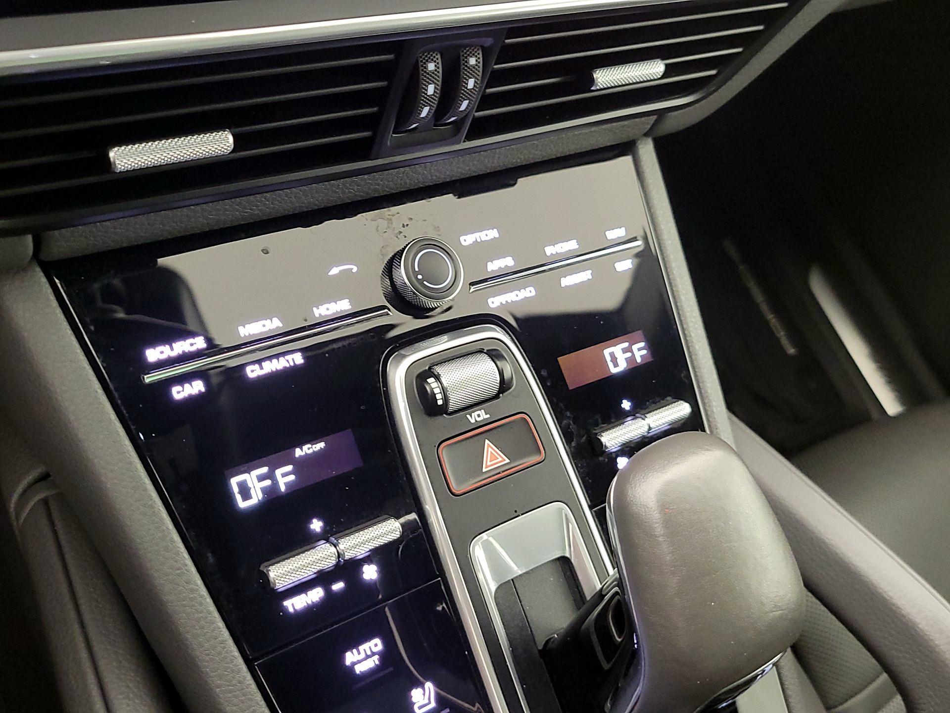 Thumbnail: 2021 Porsche Cayenne - 17