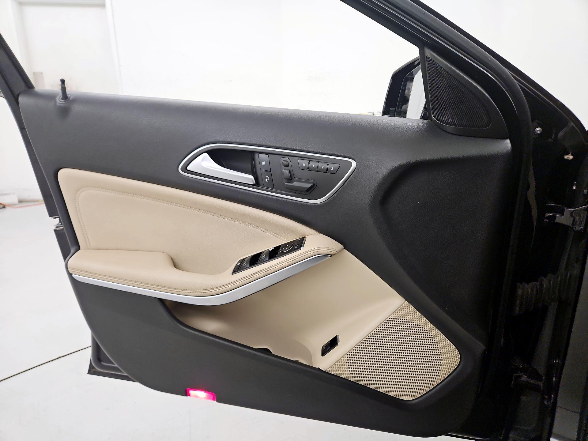 Thumbnail: 2015 Mercedes-Benz GLA - 12