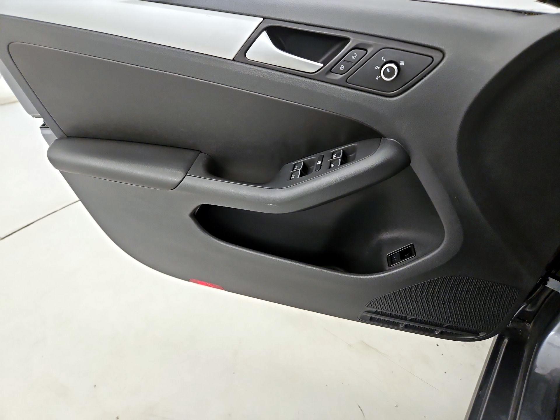 Thumbnail: 2014 Volkswagen Jetta - 12