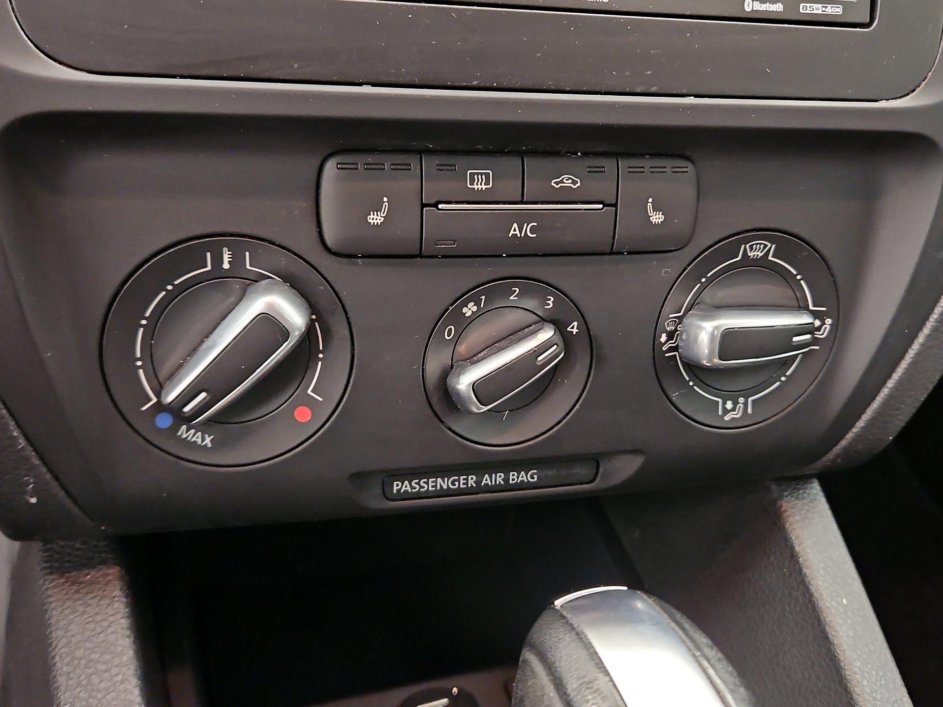 Thumbnail: 2014 Volkswagen Jetta - 15