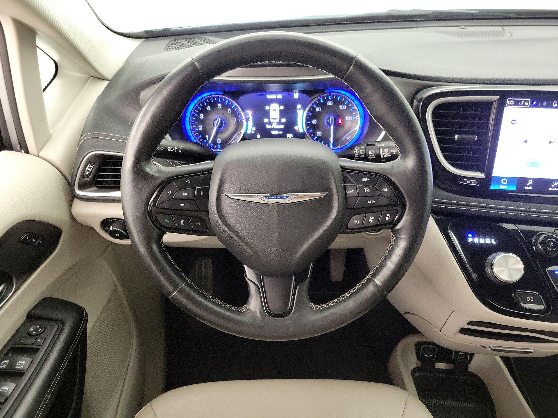Thumbnail: 2021 Chrysler Pacifica - 10