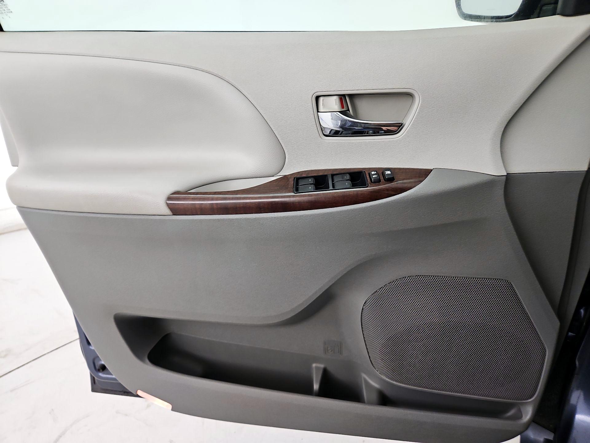 Thumbnail: 2013 Toyota Sienna - 12