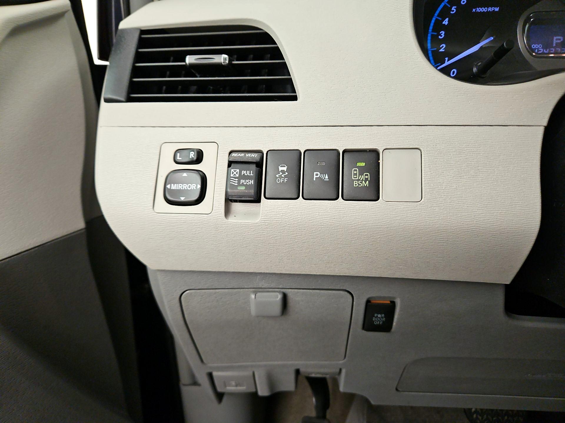 Thumbnail: 2013 Toyota Sienna - 13