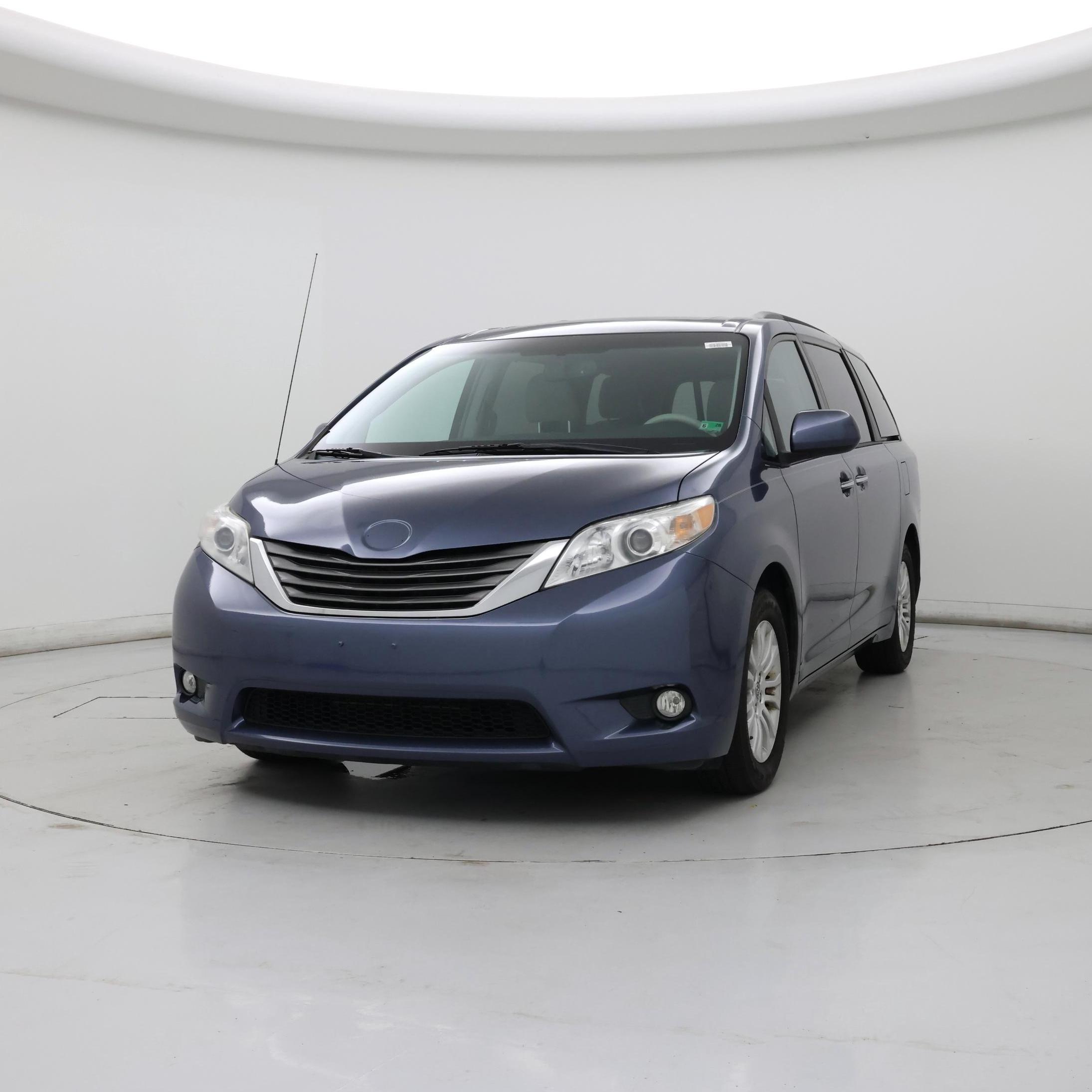 Thumbnail: 2013 Toyota Sienna - 4