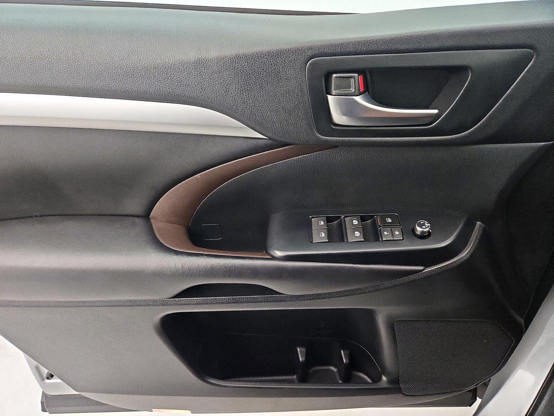 Thumbnail: 2019 Toyota Highlander - 12