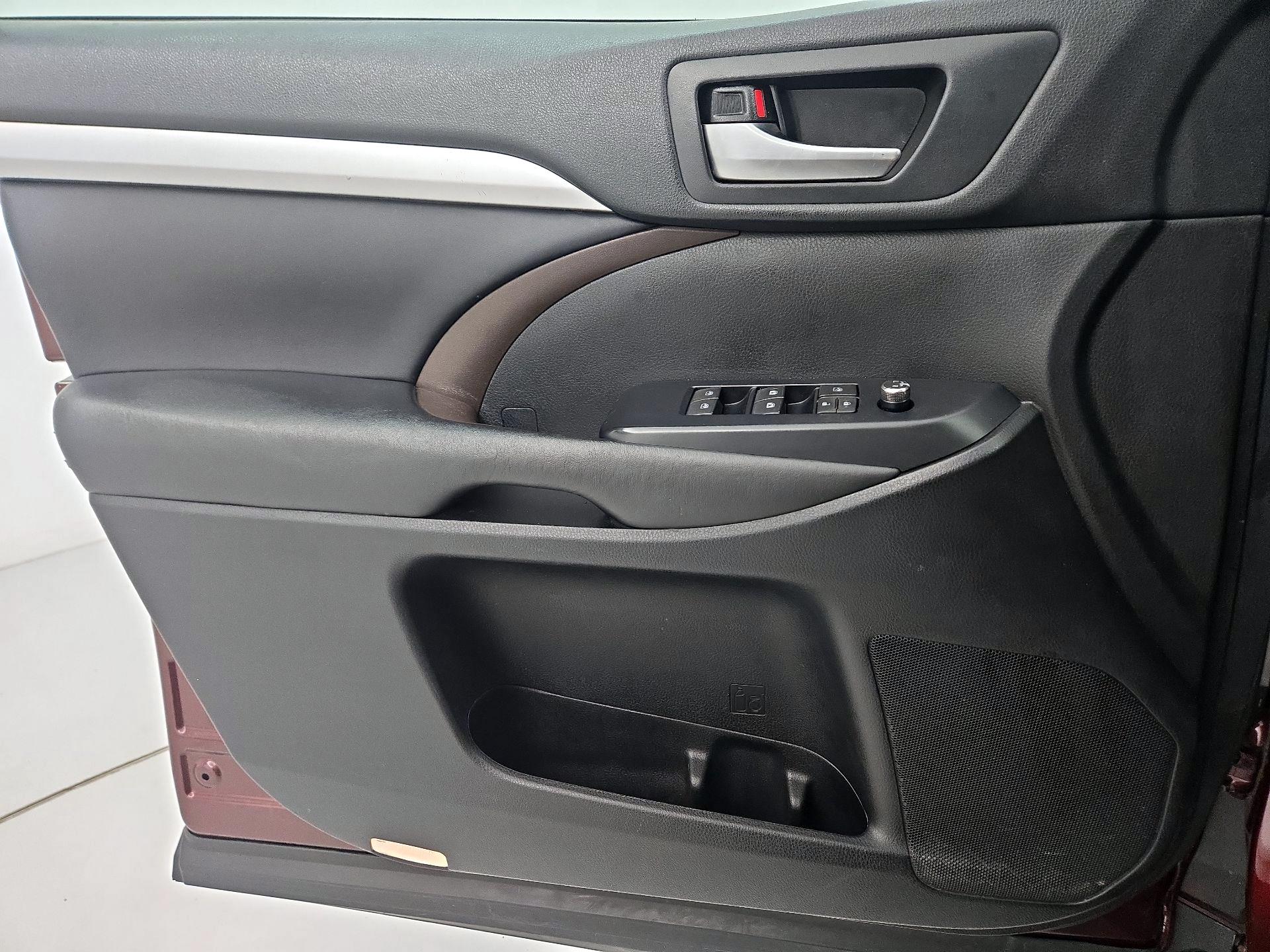 Thumbnail: 2019 Toyota Highlander - 12